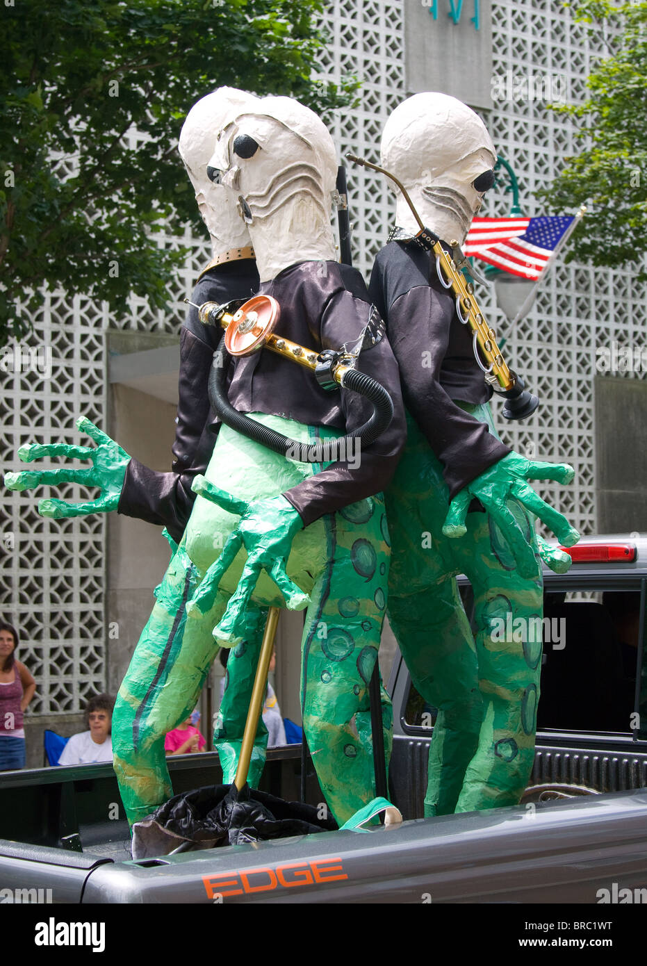La Boom Box Parade à Willimantic, Connecticut, est une tradition originale du 4 juillet où les participants marchent avec des radios au lieu d'un groupe. Banque D'Images