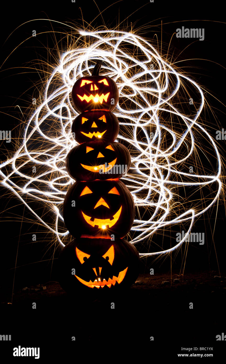 Citrouilles d'Halloween, Jack o lanternes, visages et d'artifice Banque D'Images