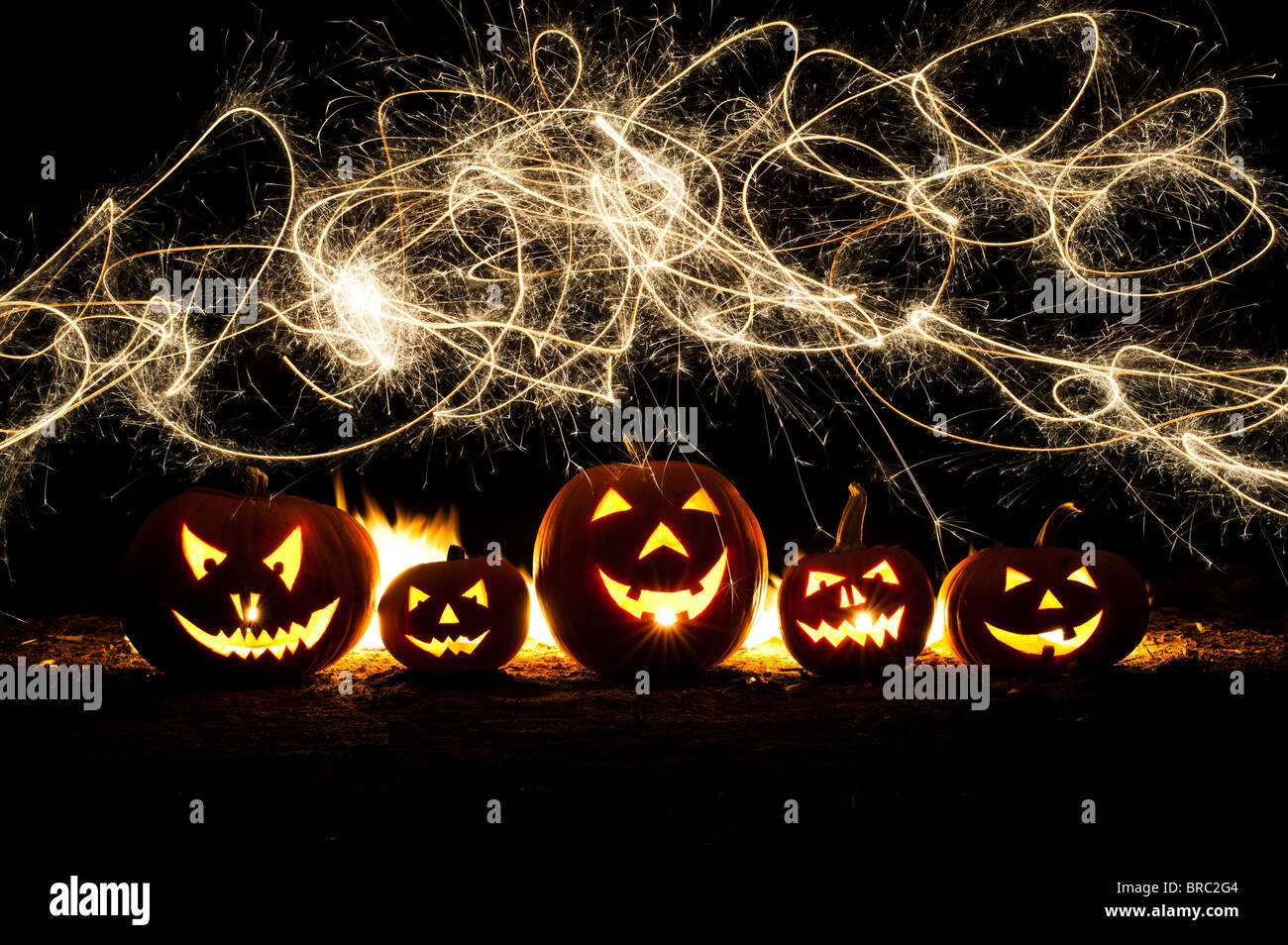 Citrouilles d'Halloween, Jack o lanternes, feu d'artifice et visages Banque D'Images