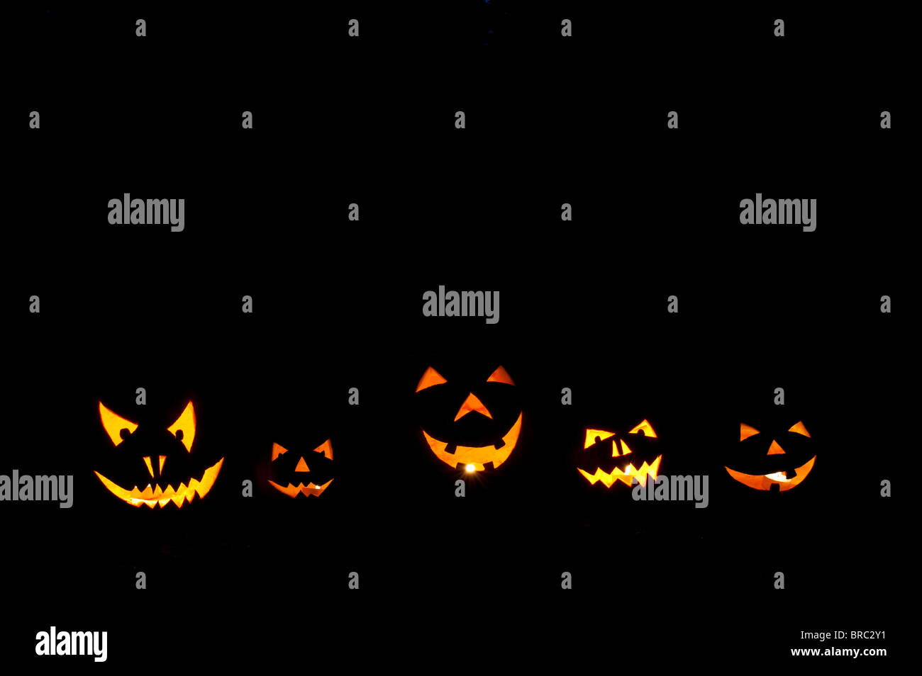 Citrouilles d'Halloween, Jack o lanternes, visages et fire Banque D'Images