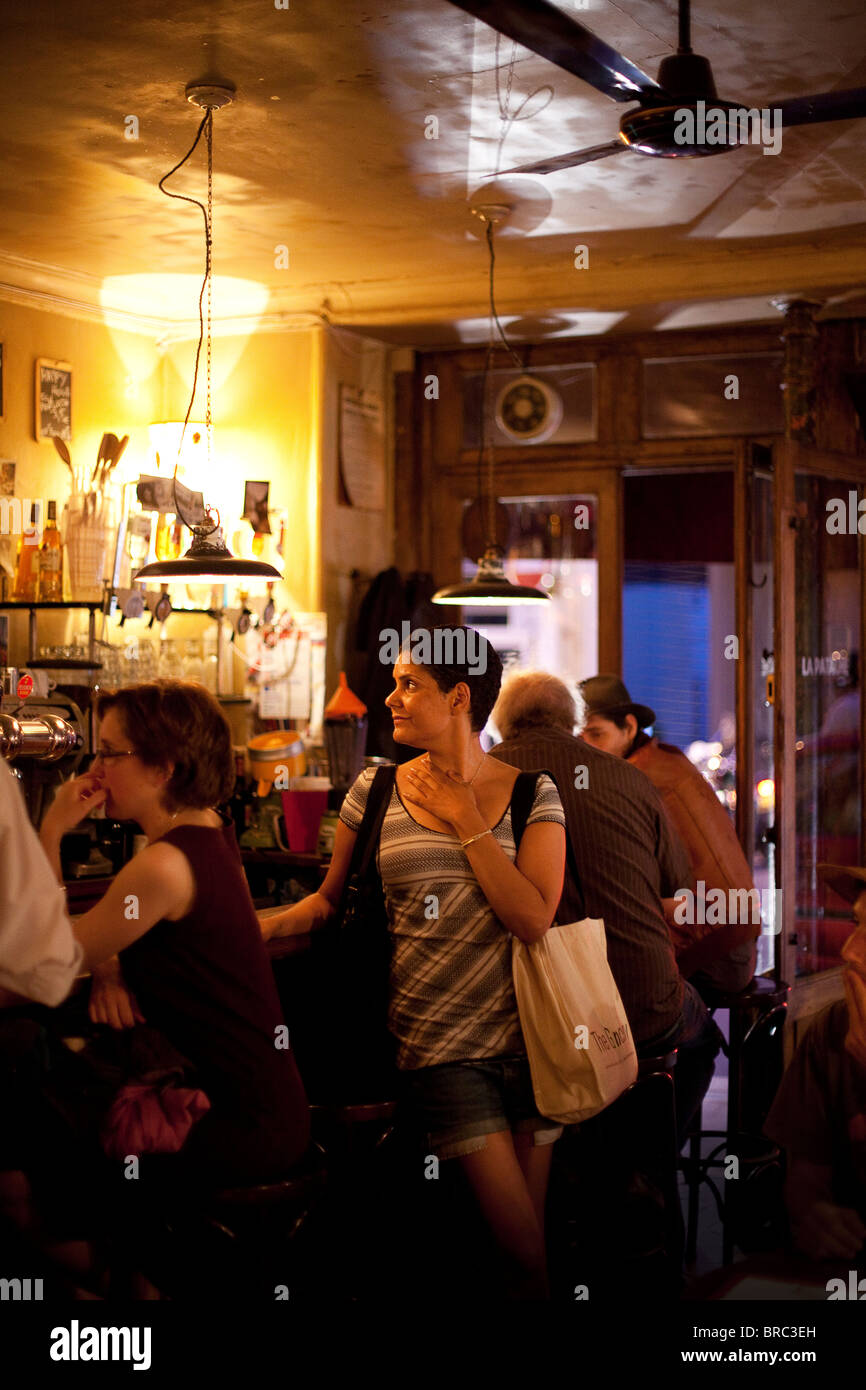 La Patache bar dans le Canal St Martin de Paris, France Banque D'Images
