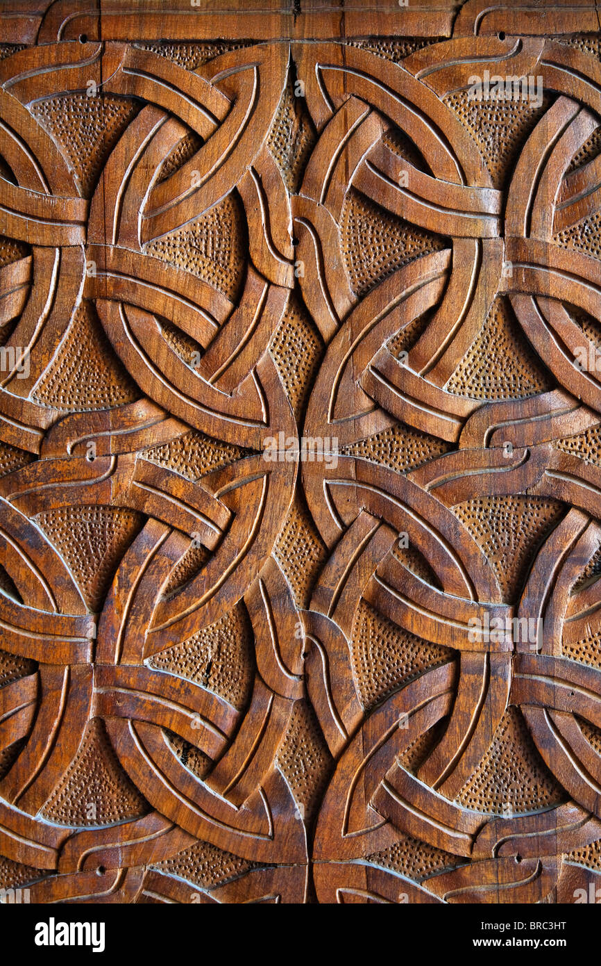 Porte en bois sculpté à l'intérieur de l'Tsminda Sameba Cathedral, Tbilissi, Géorgie Banque D'Images