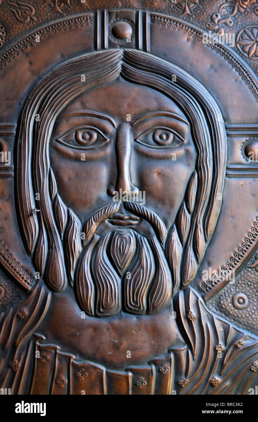 Détail d'un ordate Tsminda Sameba porte à l'intérieur de la cathédrale. Tbilissi, Géorgie Banque D'Images