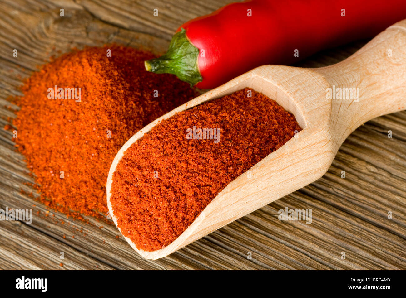 Red Hot paprika en poudre sur cuillère en bois Banque D'Images