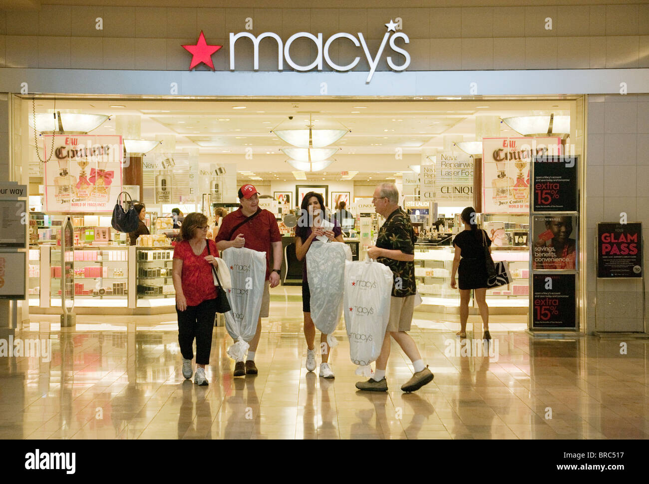 Les gens qui sortent de Macy's department store après avoir acheté des produits, Fashion Show Mall, Las Vegas USA Banque D'Images
