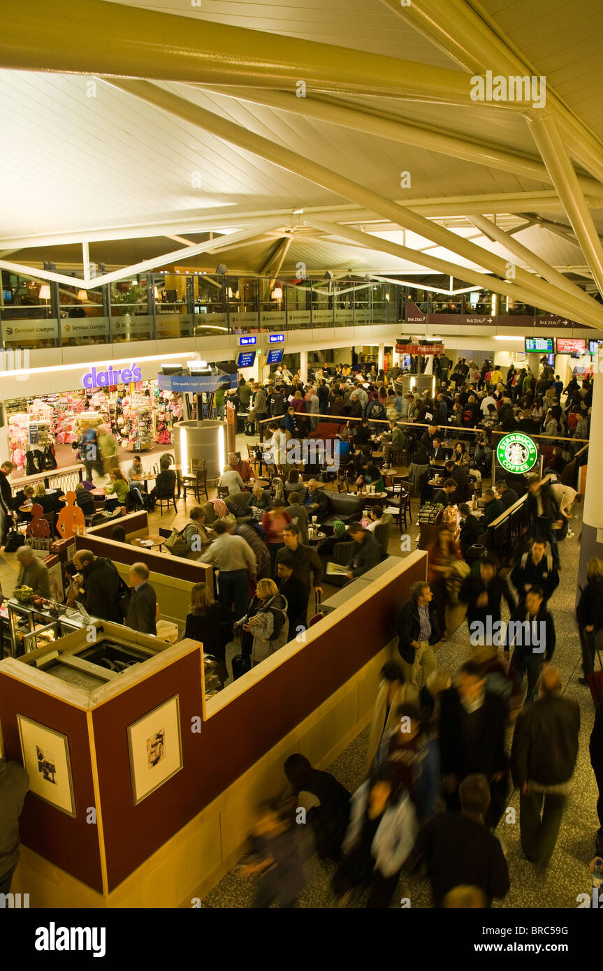 dh terminal de départ salon BRISTOL AIRPORT BRISTOL ANGLETERRE aéroports de voyage cafés passagers passagers départs très occupés les gens du royaume-uni affluent Banque D'Images