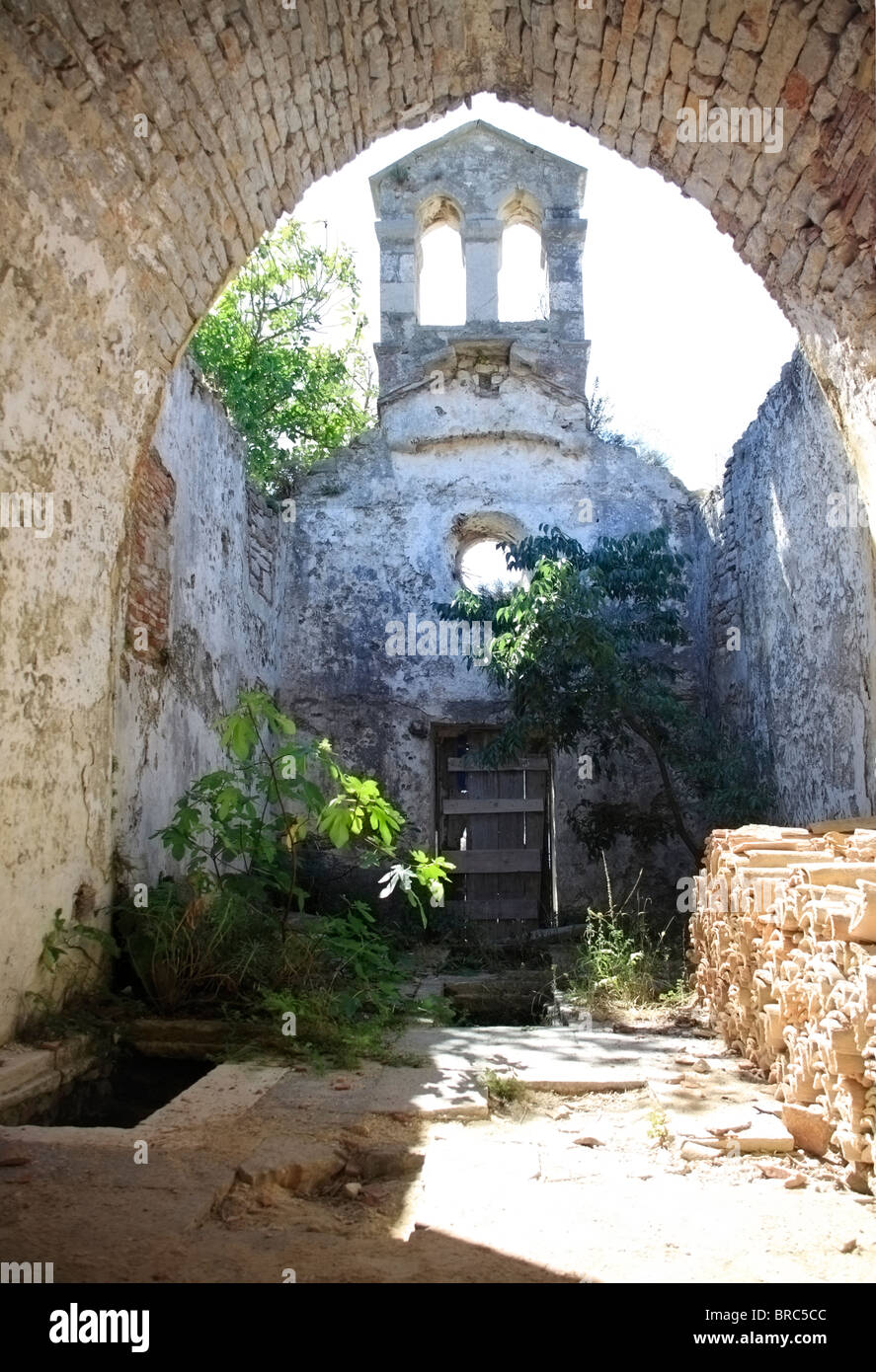 Ruines de l'ancien cloître à Osor près de Bijar Bay, Croatie Banque D'Images