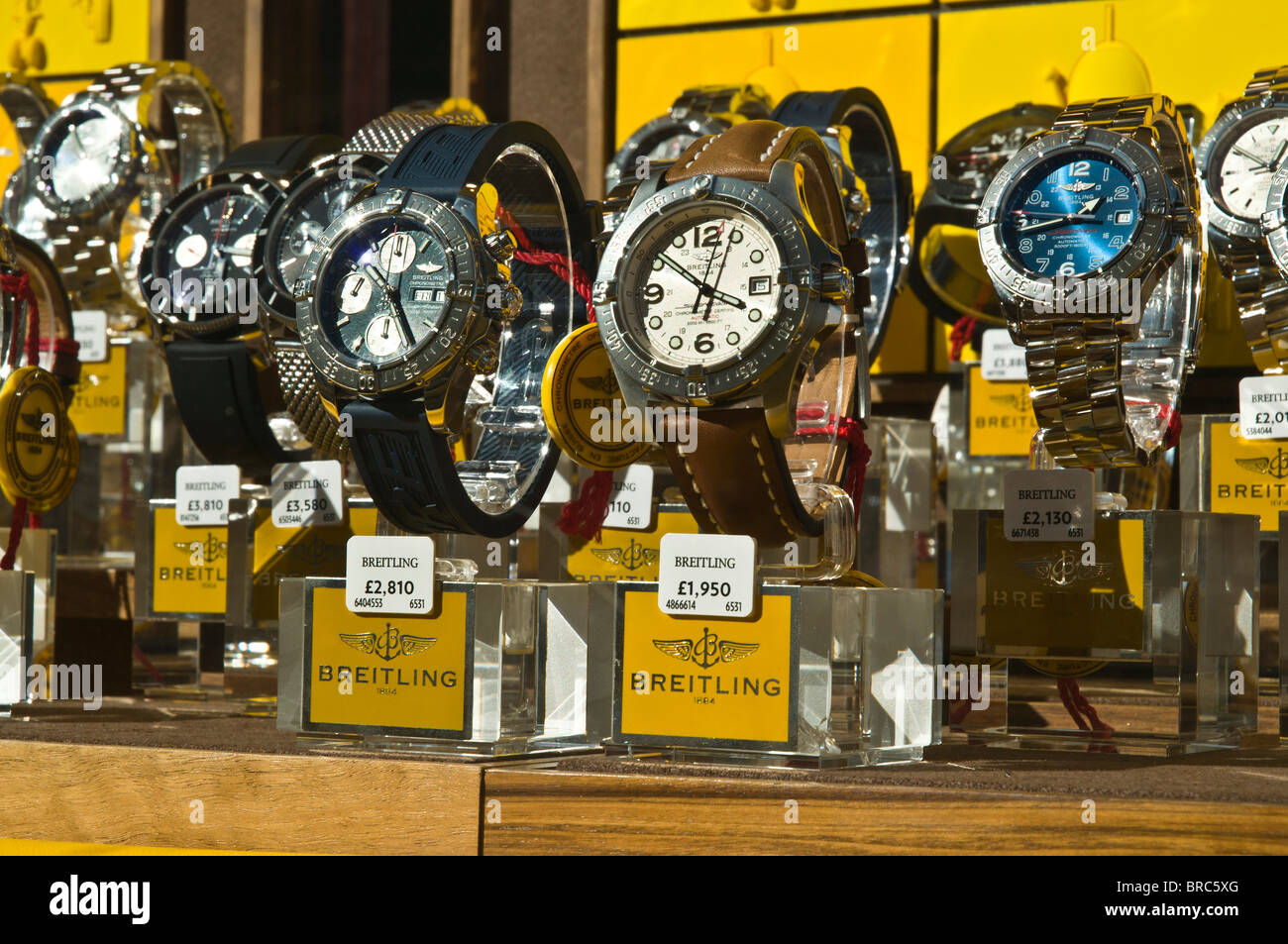 dh Watch shop SHOPS UK Breitling montres dans la fenêtre de magasin afficher les achats en gros plan Banque D'Images