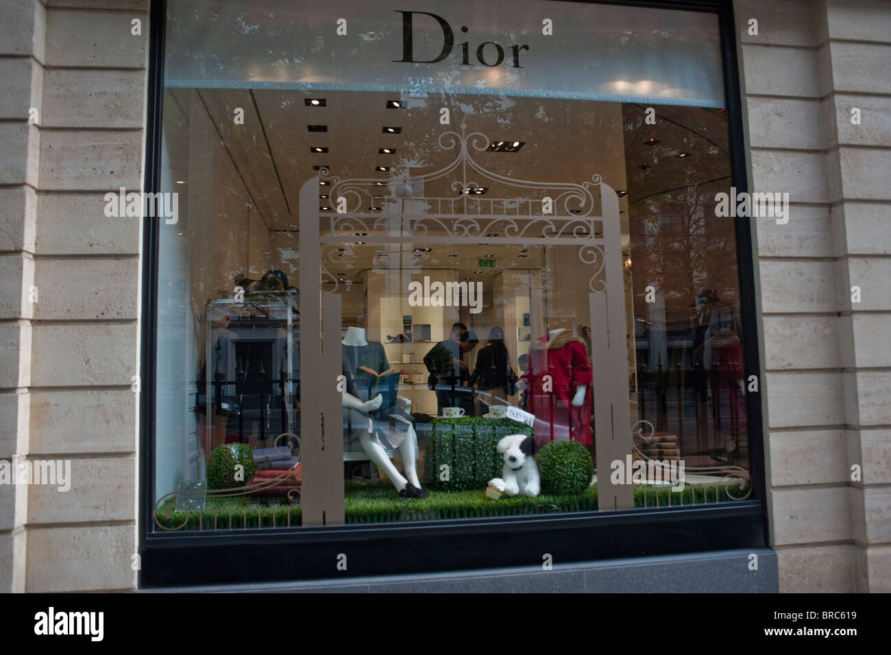 Paris, France, Christian Dior Store sur l'avenue Montaigne, vitrine de luxe  Dior Shop, jour, mannequins mode, vitrine Photo Stock - Alamy