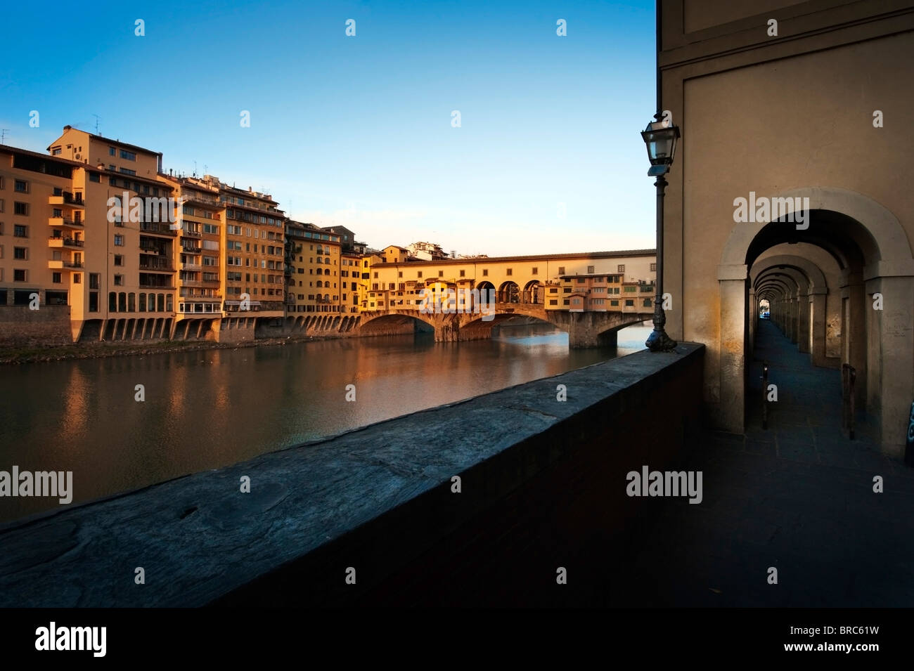 Lever du soleil sur le Ponte Vecchio, pont médiéval sur la rivière Arno, à Florence, en Italie. Banque D'Images