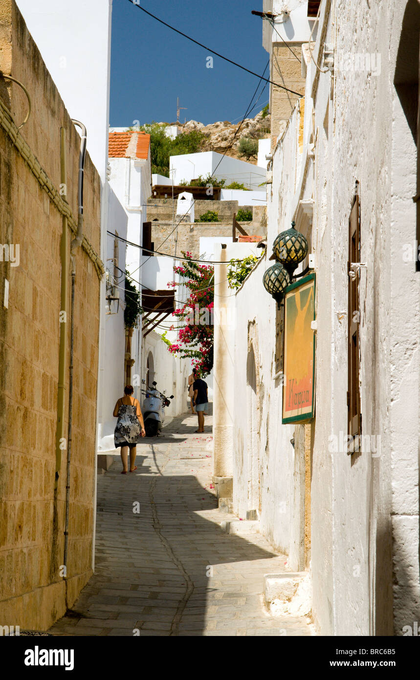 Traditionall petite rue de la vieille ville de Lindos rhodes Dodécanèse Grèce Banque D'Images