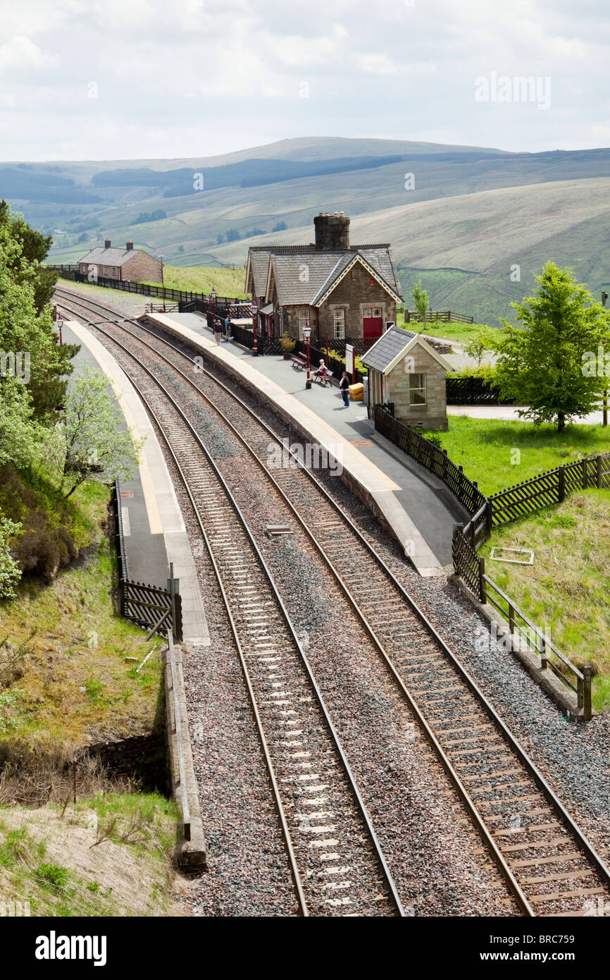 Passagers attendant un train sur la ligne de Carlisle à Dent Station, Dentdale, Cumbria dans le Yorkshire Dales UK . Le plus élevé d'Angleterre. Banque D'Images