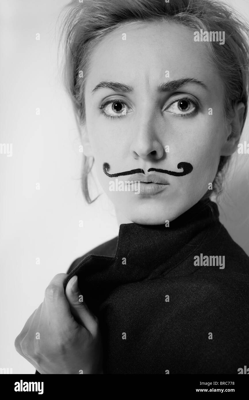 Belle jeune femme avec moustache peinte portant jacket Banque D'Images