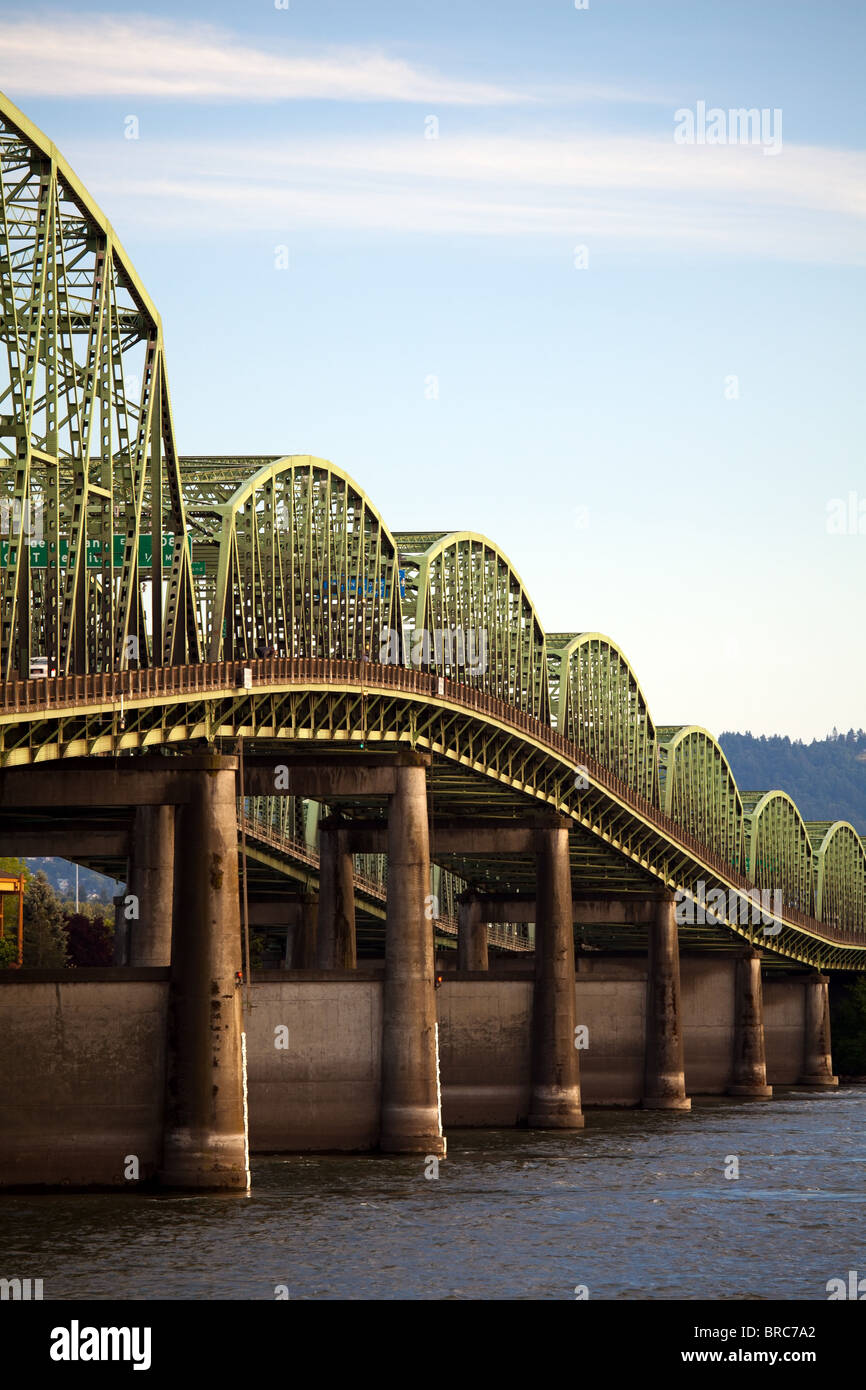 Vieux pont autoroute traversant le fleuve Columbia, reliant Washington à l'Oregon via Hayden Island. Banque D'Images