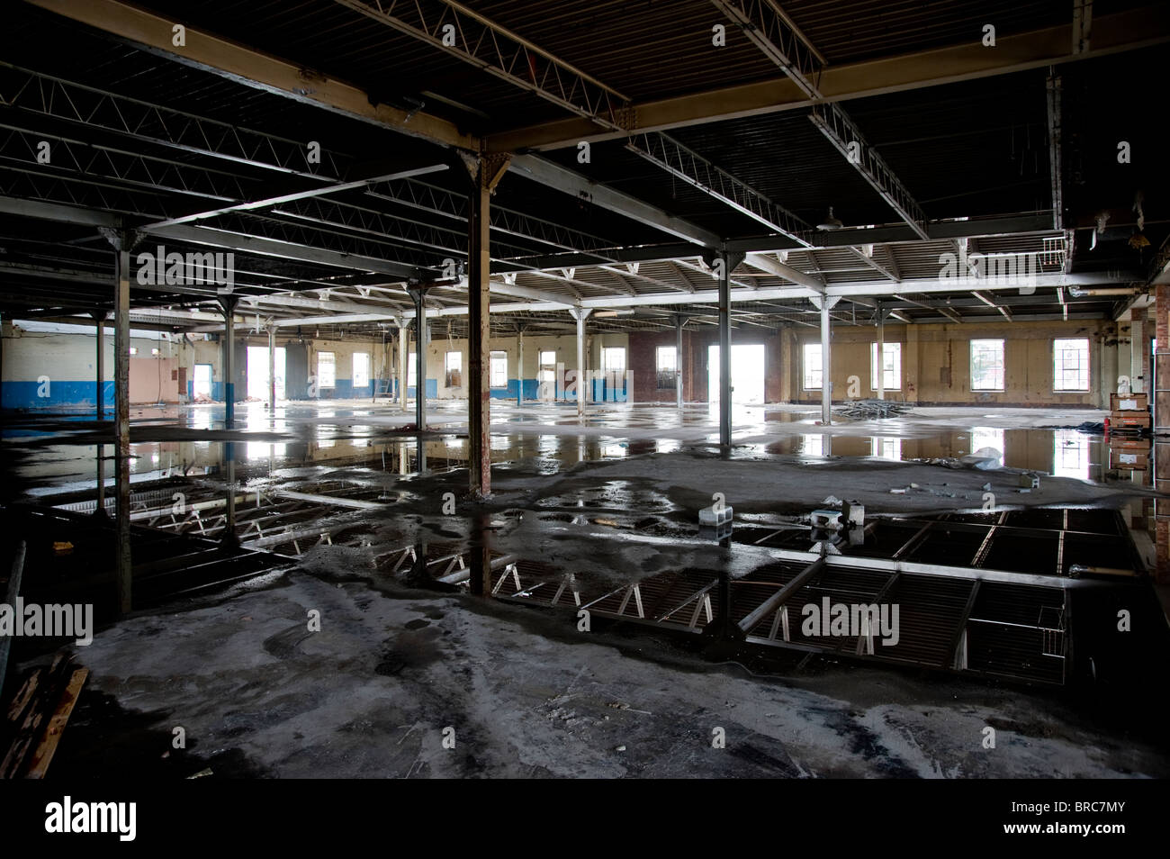 Abandonné de l'ancien bâtiment industriel avec flaque d'eau sur le plancher, Philadelphia, USA Banque D'Images