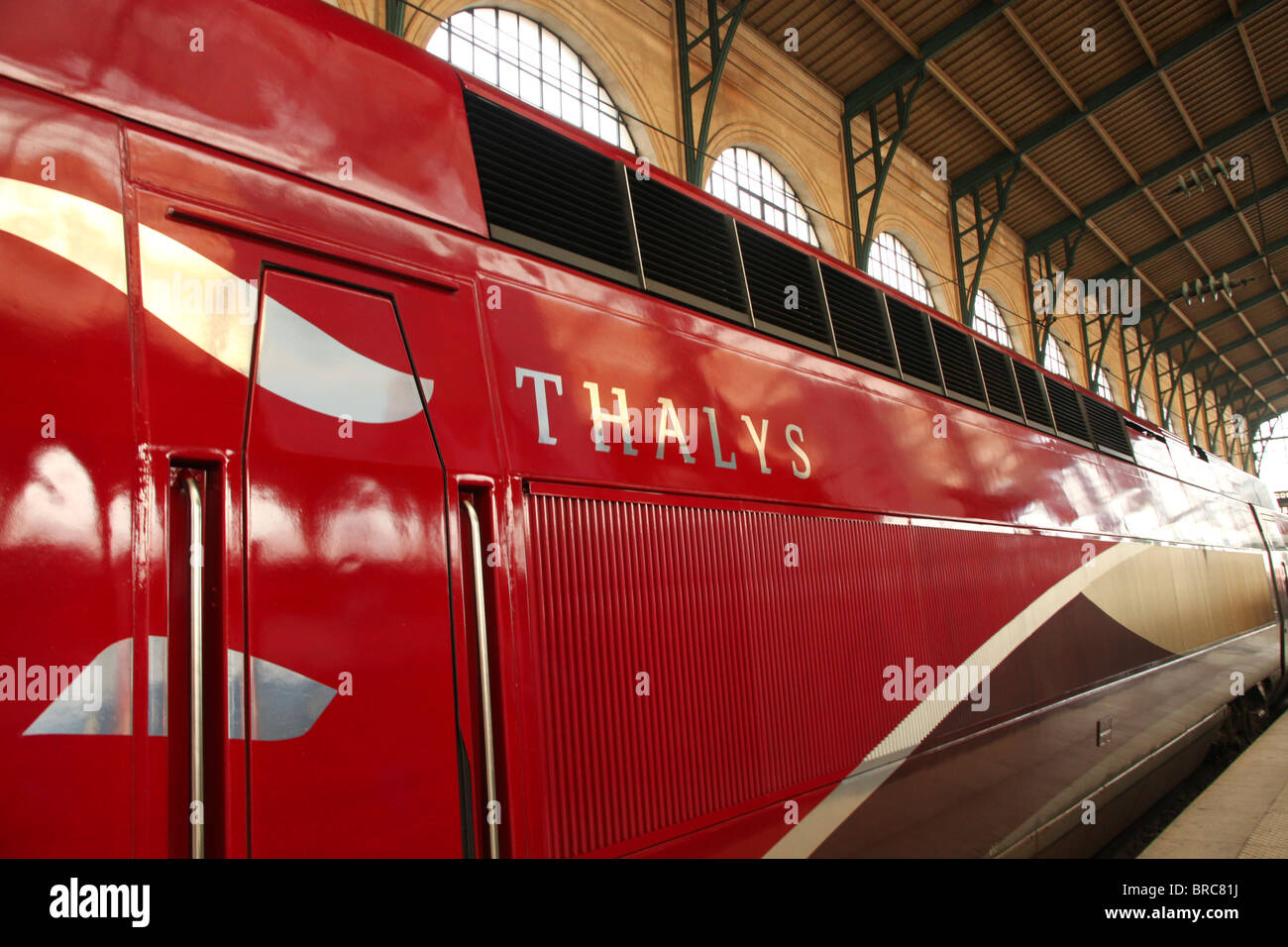 Thalys, train à grande vitesse sur la plate-forme à la Gare du Nord à Paris Banque D'Images