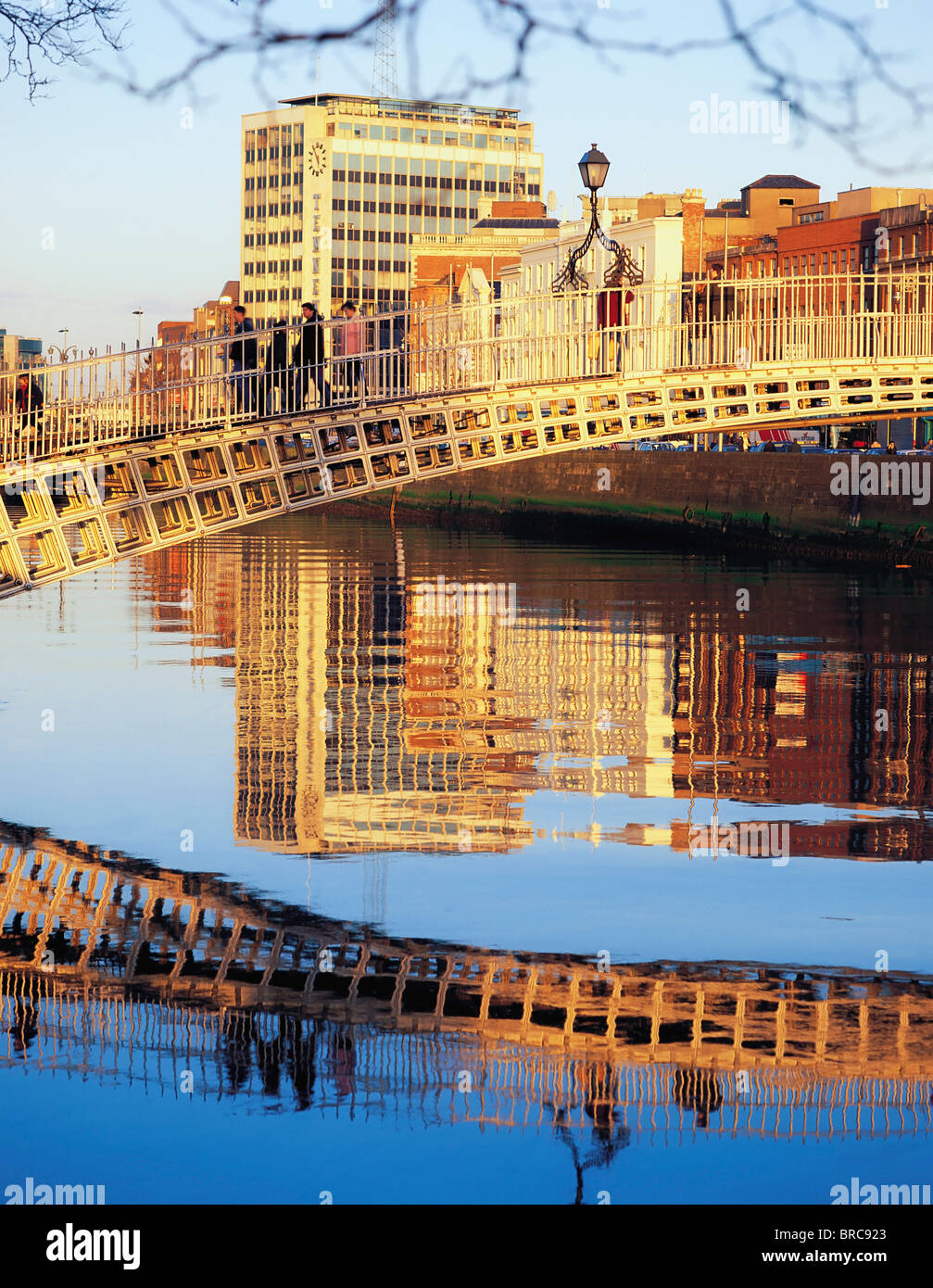 Ha'penny Bridge, River Liffey, Dublin, Irlande, 19e siècle Banque D'Images