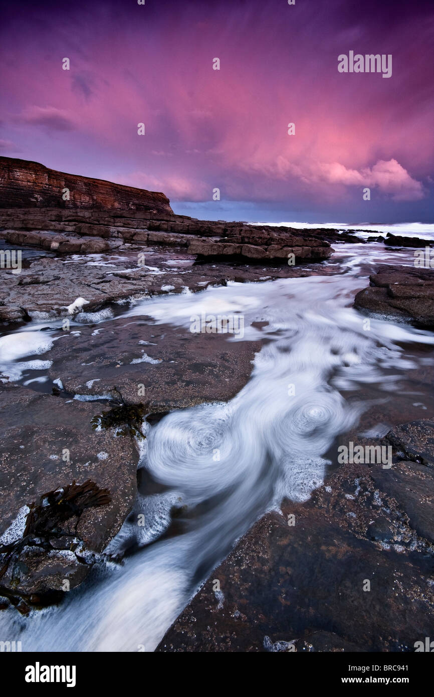 Au coucher du soleil spectaculaire Nash Point, la partie de la côte du Glamorgan. Banque D'Images