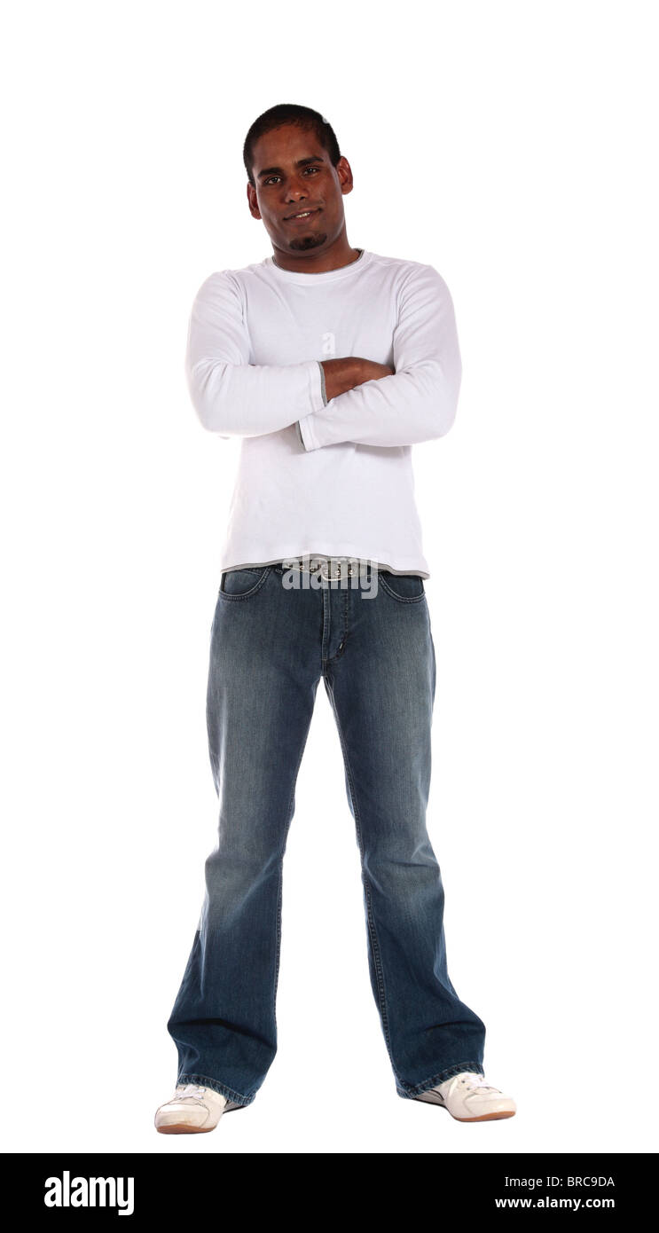 Un bel homme à la peau sombre, debout devant un fond blanc. Banque D'Images