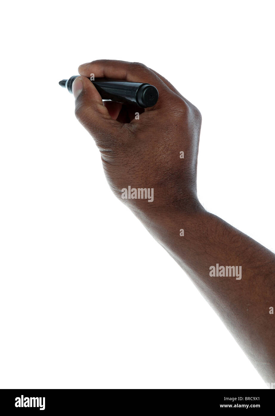 Un humain à la peau sombre main tenant un crayon. Le tout sur fond blanc. Image avec copie supplémentaire de l'espace. Banque D'Images