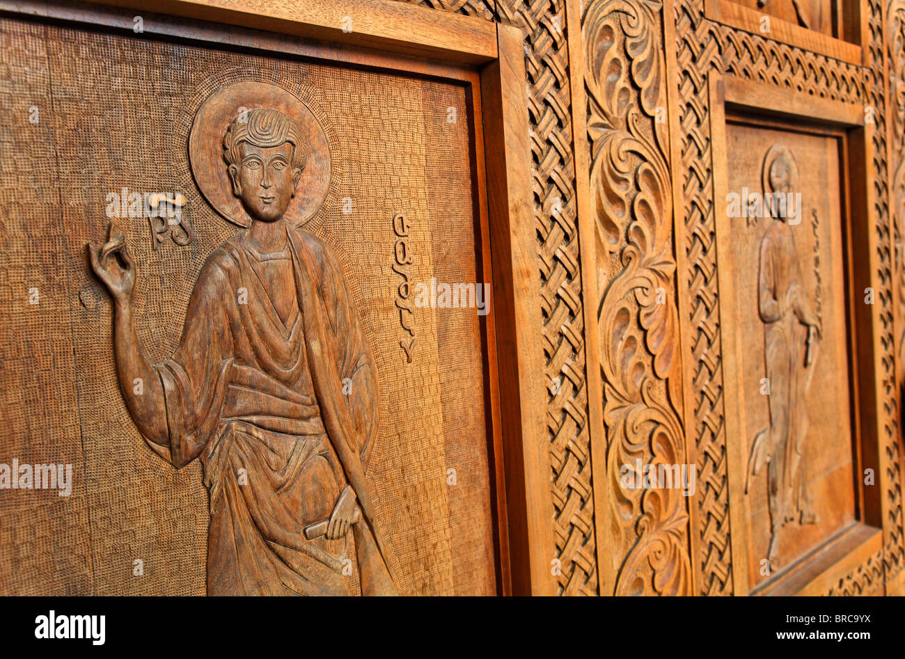 Porte en bois sculpté orné de l'Tsminda Sameba Cathedral, Tbilissi, Géorgie Banque D'Images