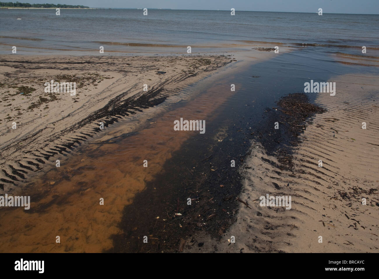 L'huile du déversement de pétrole de BP dans le golfe du Mexique couvre le rivage de Waveland, Mississippi. Banque D'Images
