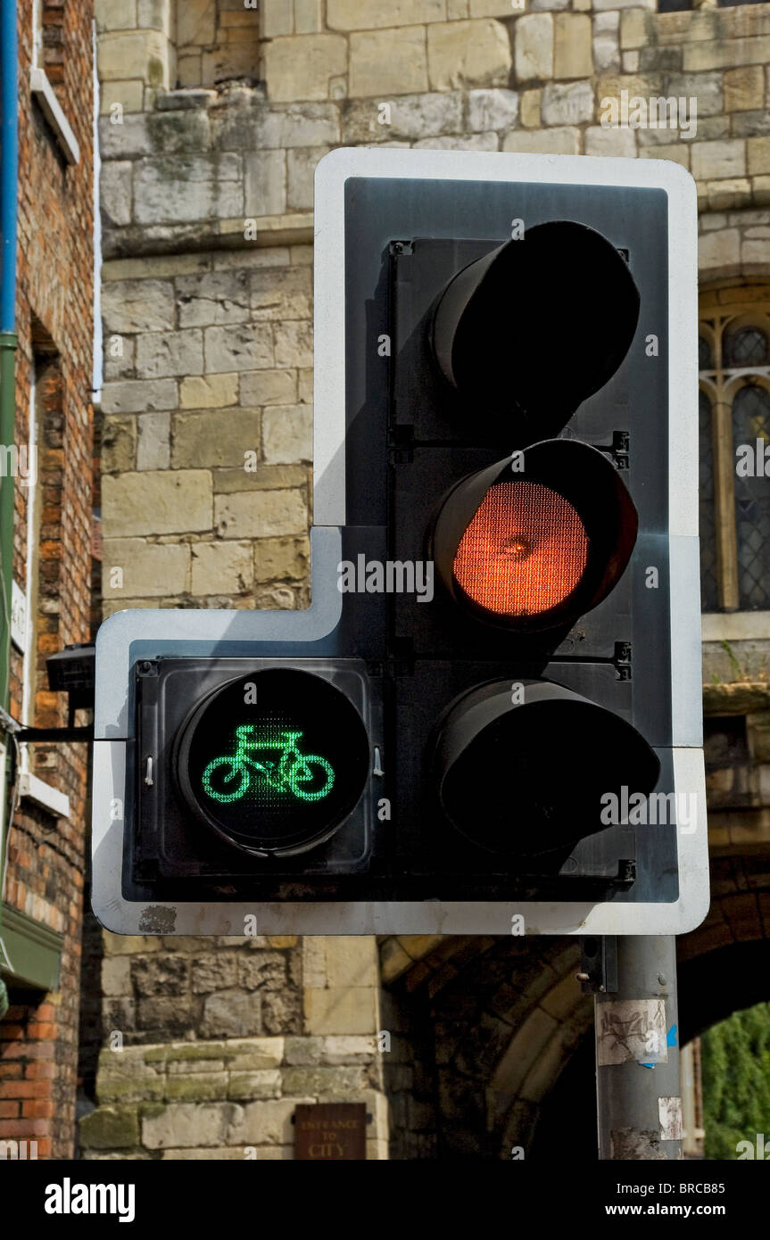Gros plan des feux de signalisation orange et vert Pour les cyclistes Angleterre Royaume-Uni Royaume-Uni Grande-Bretagne Banque D'Images Gros plan des feux de signalisation orange et vert Pour les cyclistes Angleterre Royaume-Uni Royaume-Uni Grande-Bretagne Banque D'Images