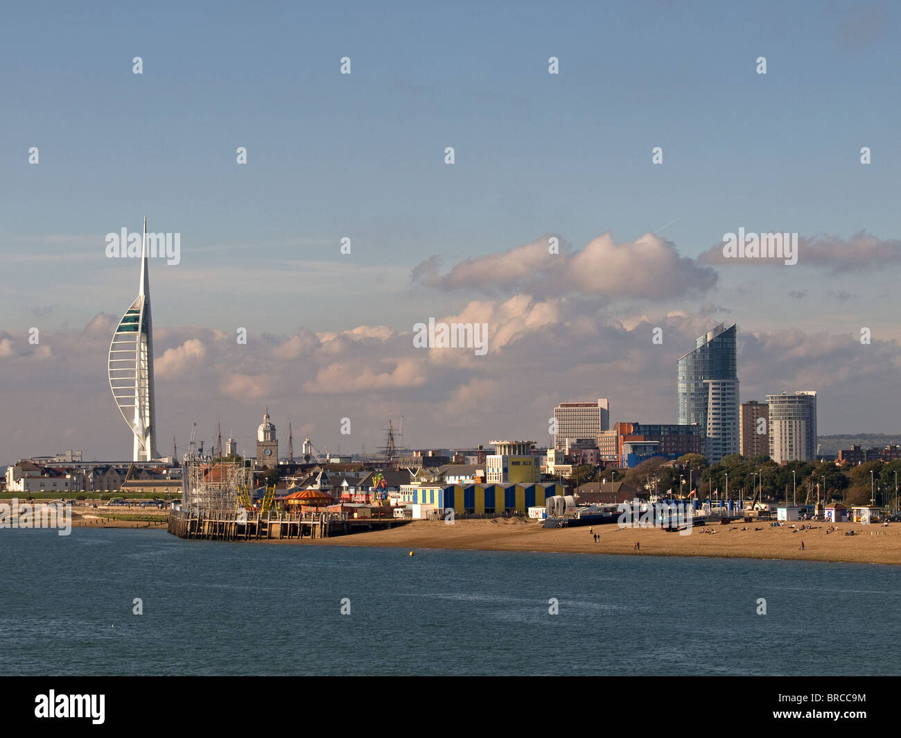 Front de mer de Southsea Hampshire England UK à vers Clarence Pier, Hovertravel et Terminal Tour Spinnaker de Portsmouth Banque D'Images