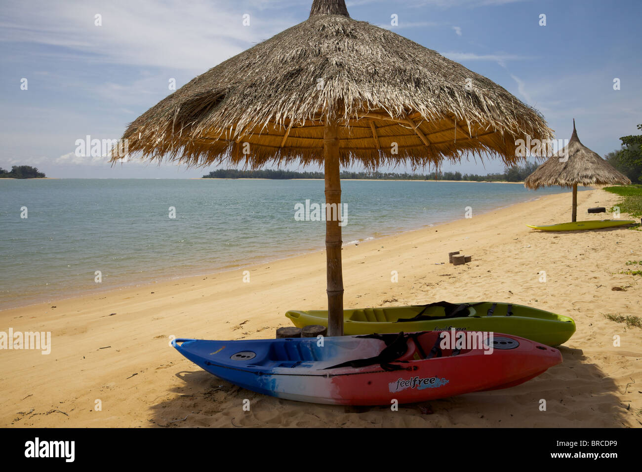 Une plage déserte sur l'île de Phuket, Thaïlande Banque D'Images