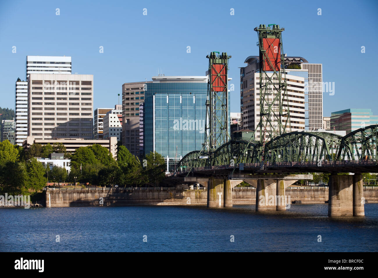 Portland Oregon skyline avec Hawthorne pont traversant la rivière Willamette sous ciel bleu clair Banque D'Images