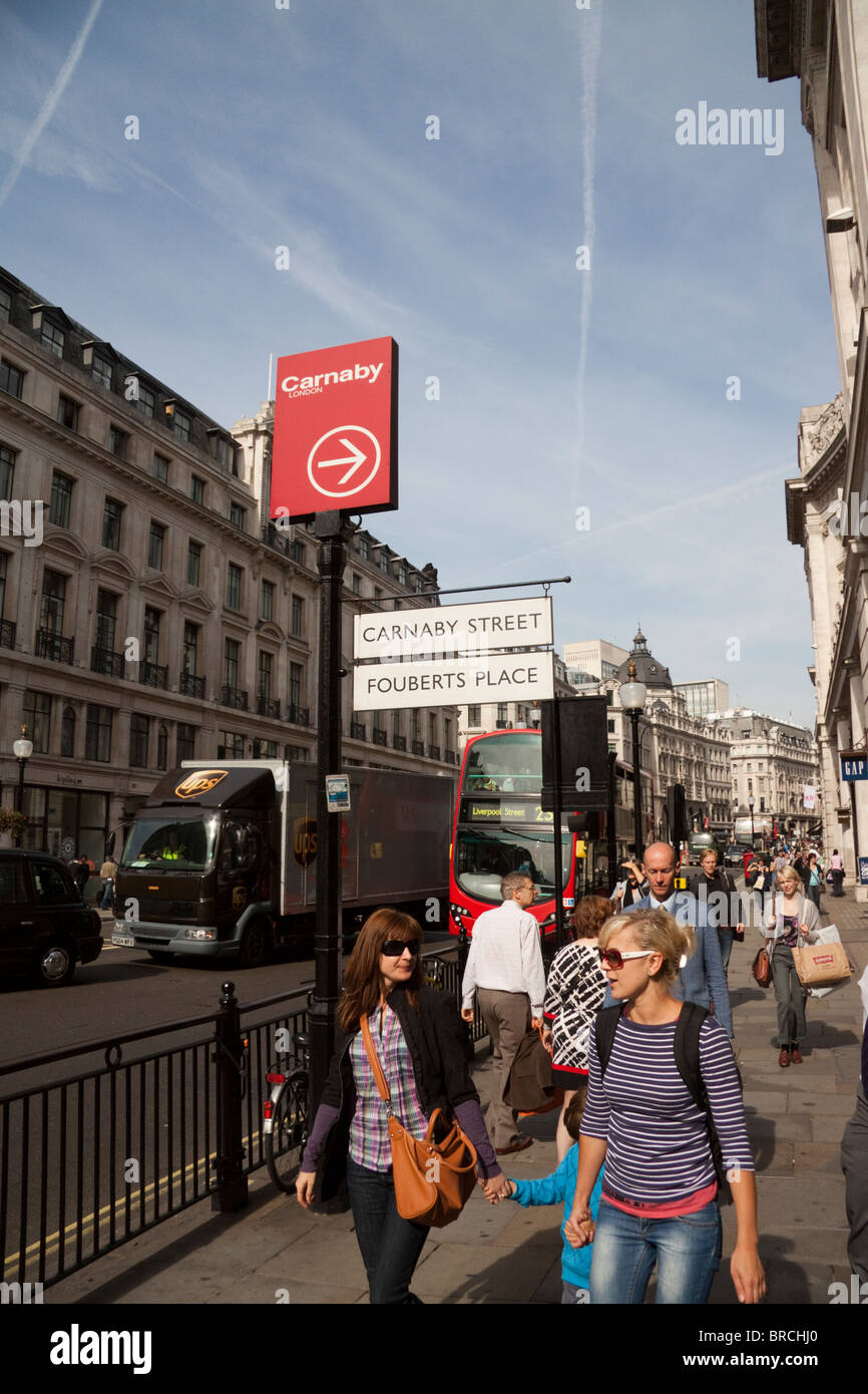 Les touristes et les acheteurs marche sur Regent Street, London, England, UK Banque D'Images