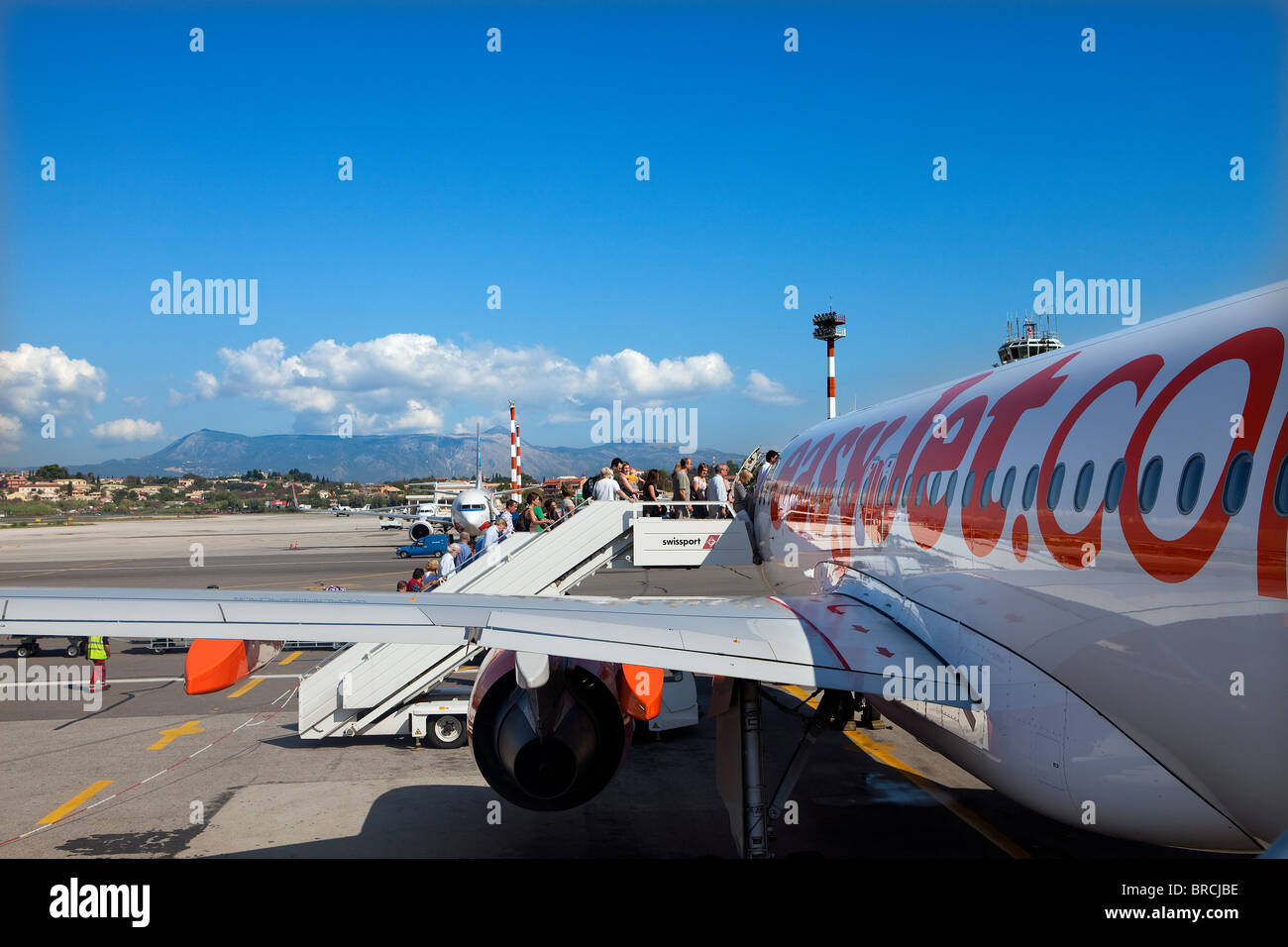 Les passagers à bord d'un vol EasyJet à l'aéroport de Corfou. Banque D'Images