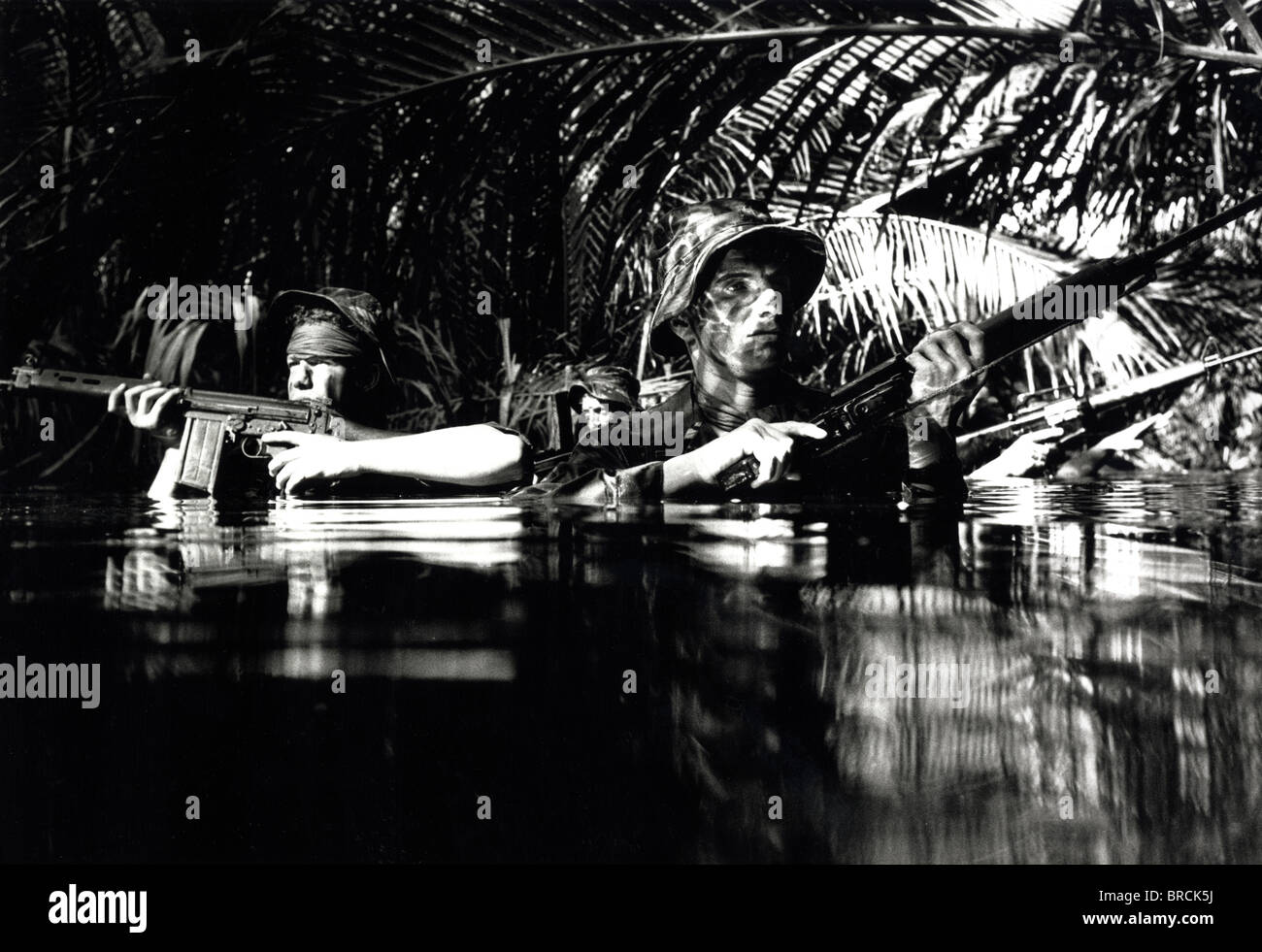 Image en noir et blanc de deux soldats se cacher dans l'eau Banque D'Images