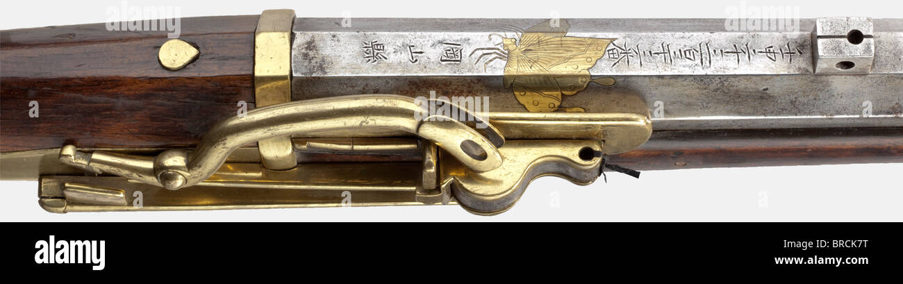 Un teppo japonais lourd, daté de 1872 corps octogonal lourd et industriel avec vue de bloc arrière, alésage lisse en calibre 16 mm (8 momme). Au-dessus de la chambre un papillon gravé en laiton incrusté et le numéro d'enregistrement de la ville d'Okayama daté de '1872'. Le dessous a inscrit 'sanuki ju(?) Yoshisaemon saku'. Verrou en laiton lisse avec ressort extérieur, la goupille du couvercle du carter est manquante. Bois de kashi laqué. Ramrod manquant. Longueur 127,5 cm. Historique, historique, XIXe siècle, japonais, asiatique, Asie, Extrême-Orient, objet, objets, photos, coupures, coupures, couper, Banque D'Images