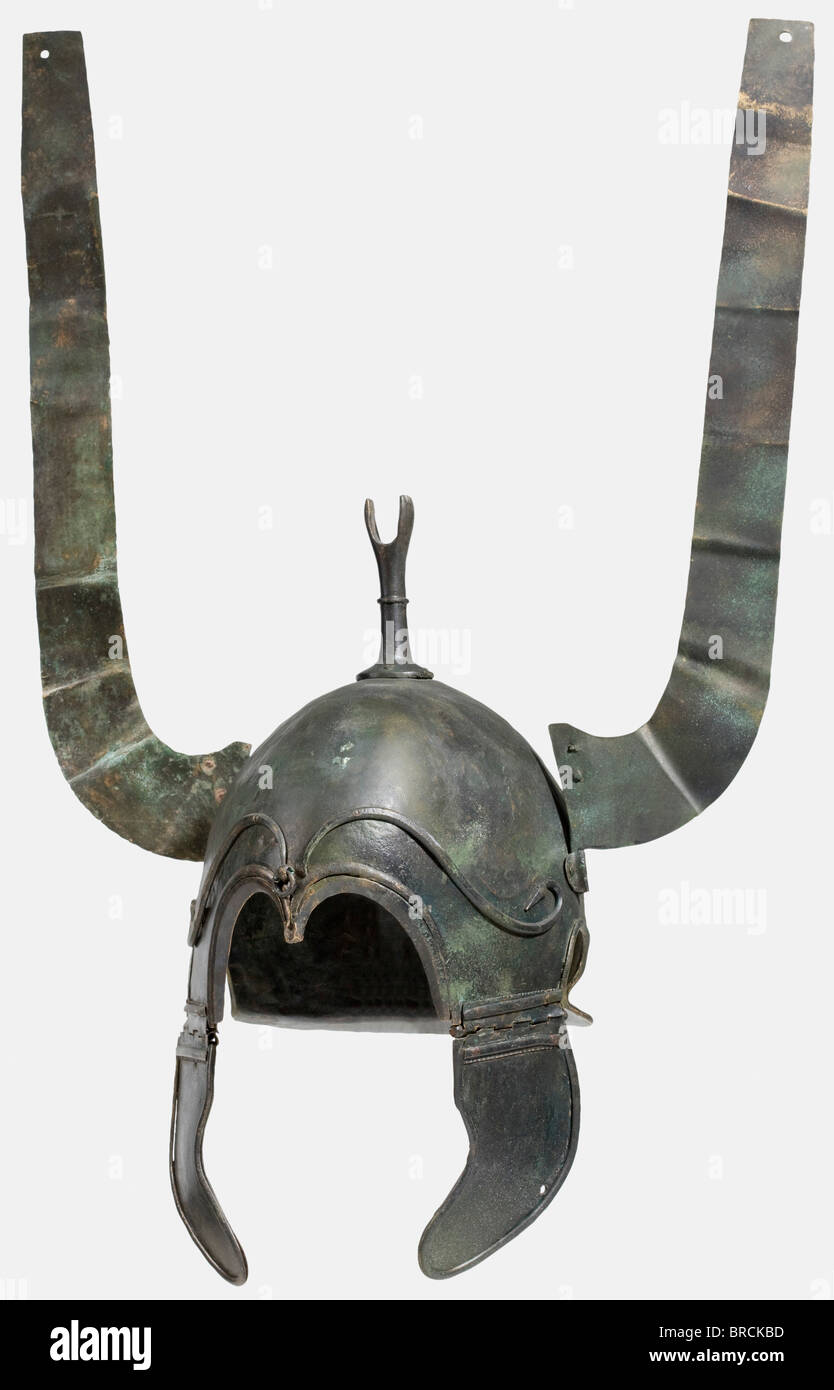 Un casque Chalcidien, variante Ibero-celtique, bronze forgé de la Colombie-Britannique du 5ème siècle. Un casque supplémentaire comme celui avant de la même trouver. Hauteur avec morceaux de joue 30,5 cm, poids avec morceaux de joue 1317 g, parures de poids 126 g. Similaire au lot précédent mais significativement plus lourd et équipé de deux ornements de bronze de feuille martelée. Axel Guttmann Collection (AG 356-15), acquise en 1987/1988 à Zurich. Publié dans: H. Born, 'Restauranerung antiker Bronzewaffen - Sammlung Axel Guttmann', vol. 2 (Mayence 1993), exemple XIX (AG 356). Un total de quatre casques de ce gr, Banque D'Images