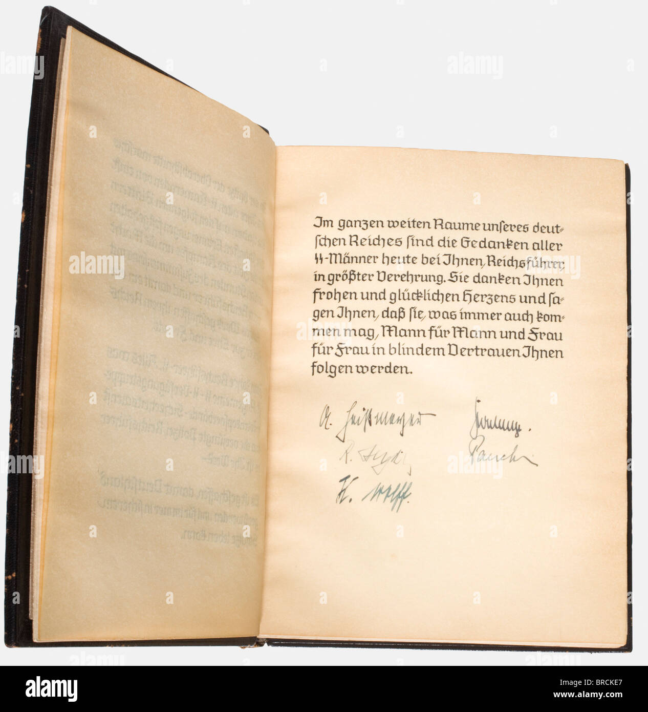 Heinrich Himmler, un volume de présentation '10 Jahre Reichsführer SS' (10 Ans comme Reichsführer SS) cuir noir liant estampillé avec le titre correspondant en argent, et avec 168 pages contenant les mémoires personnels de divers SS-leaders sur la période de fondation de la SS et leurs premières réunions avec Himmler. Chaque texte est conçu individuellement, qu'il soit écrit à la main, fait en calligraphie, ou dactylographié, avec des illustrations en couleur et coller historique, historique, 1930, 1930, XXe siècle, Waffen-SS, division armée de la SS, service armé, services armés, NS, Nationa, Banque D'Images