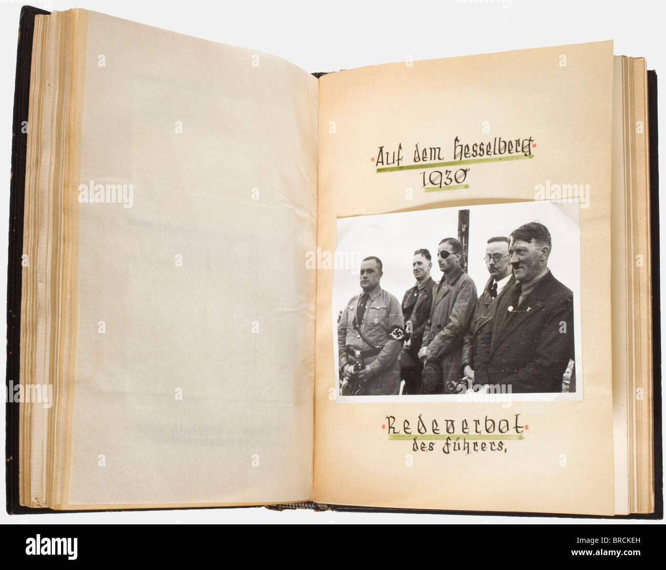 Heinrich Himmler, un volume de présentation '10 Jahre Reichsführer SS' (10 Ans comme Reichsführer SS) cuir noir liant estampillé avec le titre correspondant en argent, et avec 168 pages contenant les mémoires personnels de divers SS-leaders sur la période de fondation de la SS et leurs premières réunions avec Himmler. Chaque texte est conçu individuellement, qu'il soit écrit à la main, fait en calligraphie, ou dactylographié, avec des illustrations en couleur et coller historique, historique, peuple, années 1930, 1930, XXe siècle, Waffen-SS, division armée de la SS, service armé, services armés, NS, Banque D'Images