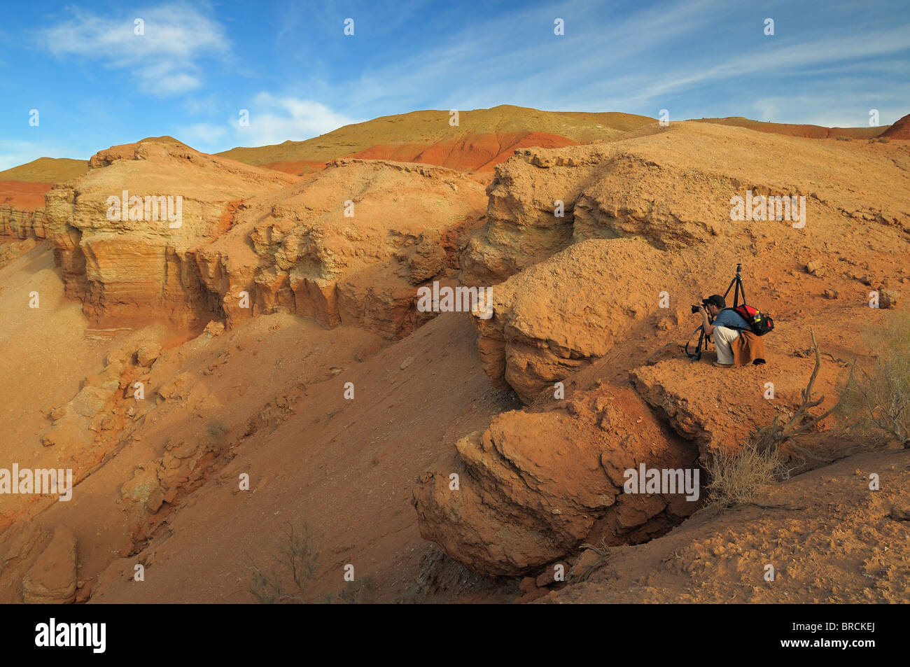 Photographe de paysage à l'œuvre dans Altyn Emel National Park, dans le sud du Kazakhstan. Banque D'Images