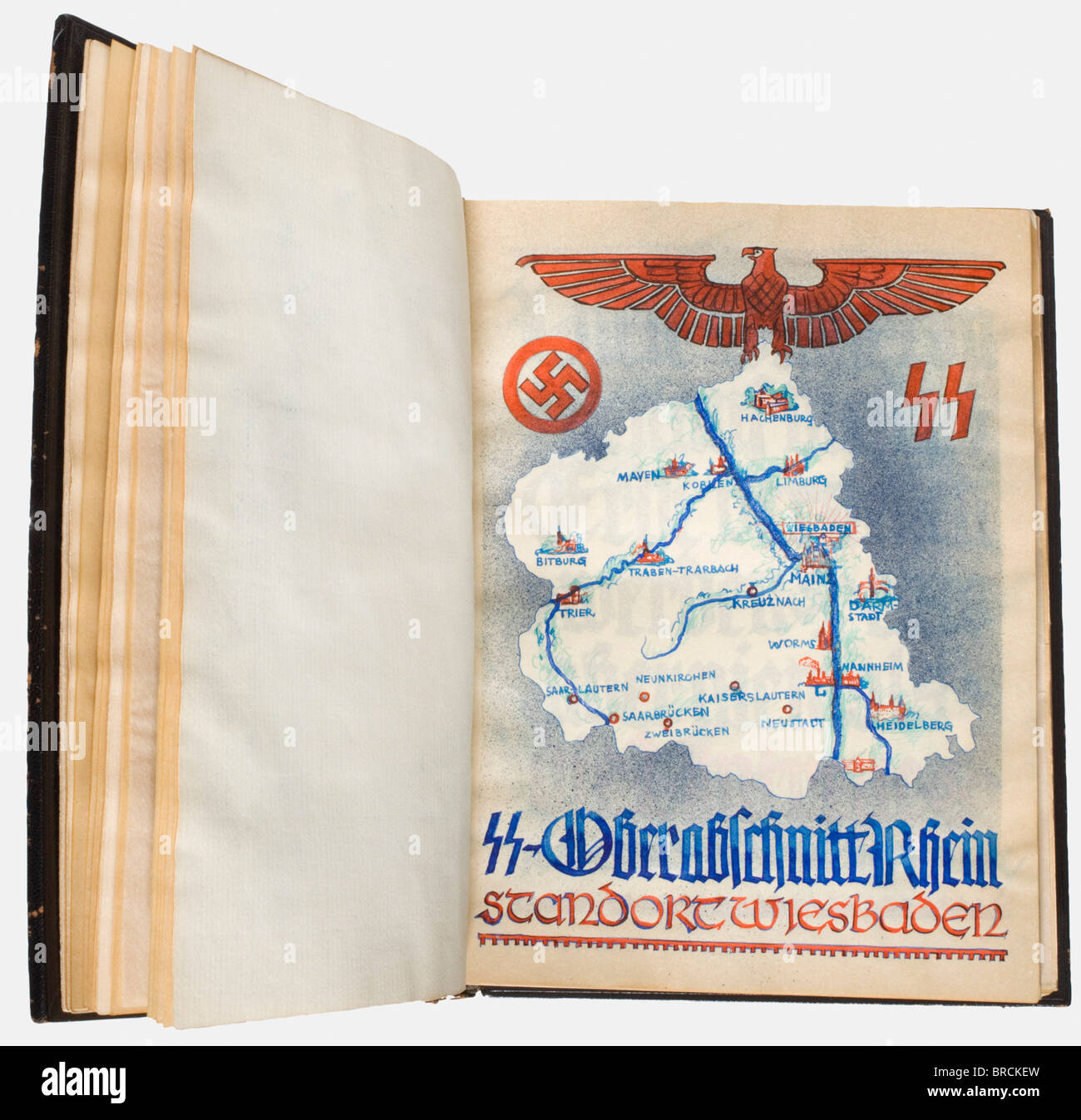 Heinrich Himmler, un volume de présentation '10 Jahre Reichsführer SS' (10 Ans comme Reichsführer SS) cuir noir liant estampillé avec le titre correspondant en argent, et avec 168 pages contenant les mémoires personnels de divers SS-leaders sur la période de fondation de la SS et leurs premières réunions avec Himmler. Chaque texte est conçu individuellement, qu'il soit écrit à la main, fait en calligraphie, ou dactylographié, avec des illustrations en couleur et coller historique, historique, 1930, 1930, XXe siècle, Waffen-SS, division armée de la SS, service armé, services armés, NS, Nationa, Banque D'Images
