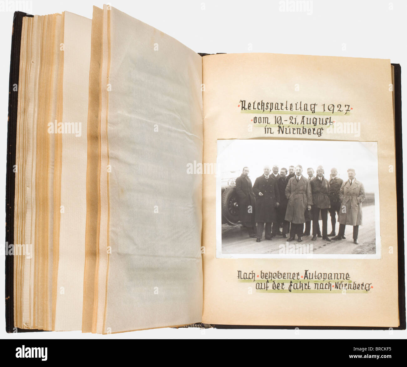 Heinrich Himmler, un volume de présentation '10 Jahre Reichsführer SS' (10 Ans comme Reichsführer SS) cuir noir liant estampillé avec le titre correspondant en argent, et avec 168 pages contenant les mémoires personnels de divers SS-leaders sur la période de fondation de la SS et leurs premières réunions avec Himmler. Chaque texte est conçu individuellement, qu'il soit écrit à la main, fait en calligraphie, ou dactylographié, avec des illustrations en couleur et coller historique, historique, peuple, années 1930, 1930, XXe siècle, Waffen-SS, division armée de la SS, service armé, services armés, NS, Banque D'Images