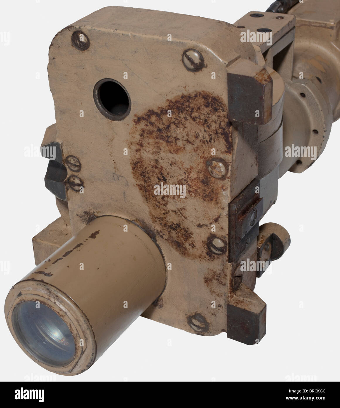Un télescope à tourelle, pour un Panzer V 'Panther' SdKfz 171 boîtier laqué de couleur sable, inscrit, 'hv - T.Z.F. 12 A - 501047 T' avec un interrupteur extérieur clair/sombre, un levier de sélection pour les différentes zones cibles pour le perçage d'armure ou les coquilles explosives élevées et pour le réglage de l'échelle extérieure de la zone cible à l'aide d'un arbre d'entraînement extérieur. Les optiques sont, dans la mesure où elles peuvent être testées, en condition de travail. Longueur env. 113 cm. L'exhaustivité ne peut pas être assurée. Livré avec le boîtier de transport (endommagé). Dimensions CA. 125 x 25 x 23 cm. Également la facture du fabricant o, Banque D'Images