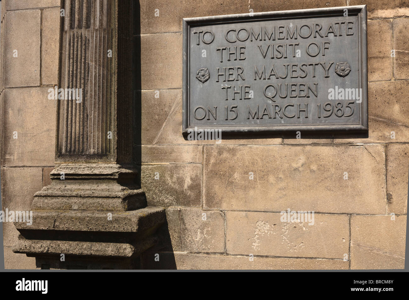 Plaque commémorant la visite de la reine à la Queen Elizabeth's Grammar School, Ashbourne, Derbyshire. Banque D'Images