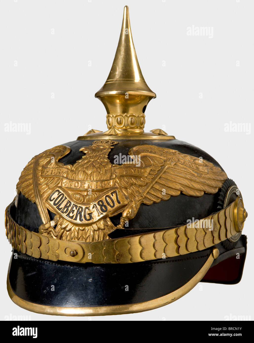 Un casque pour officiers prussiens, du corps de casque en cuir Colberg Grenadier Regiment comte Gneisenau (2ème Pomeranian) No 9 avec des garnitures dorées, un nouveau modèle de greneagle radier avec bandeau en relief 'Colberg 1807'. Balances plates, blattes d'officier, doublure en soie verte. Sur la surface laquée se trouve l'impression de l'ancienne aigle grenadier portée jusqu'au 16 juin 1913, ce casque a été modifié suivant les règlements. Historique, historique, 1910, XXe siècle, XIXe siècle, prussien, Prussia, allemand, Allemagne, militaria, militaire, objet, alambics, écrêtage, cl, Banque D'Images