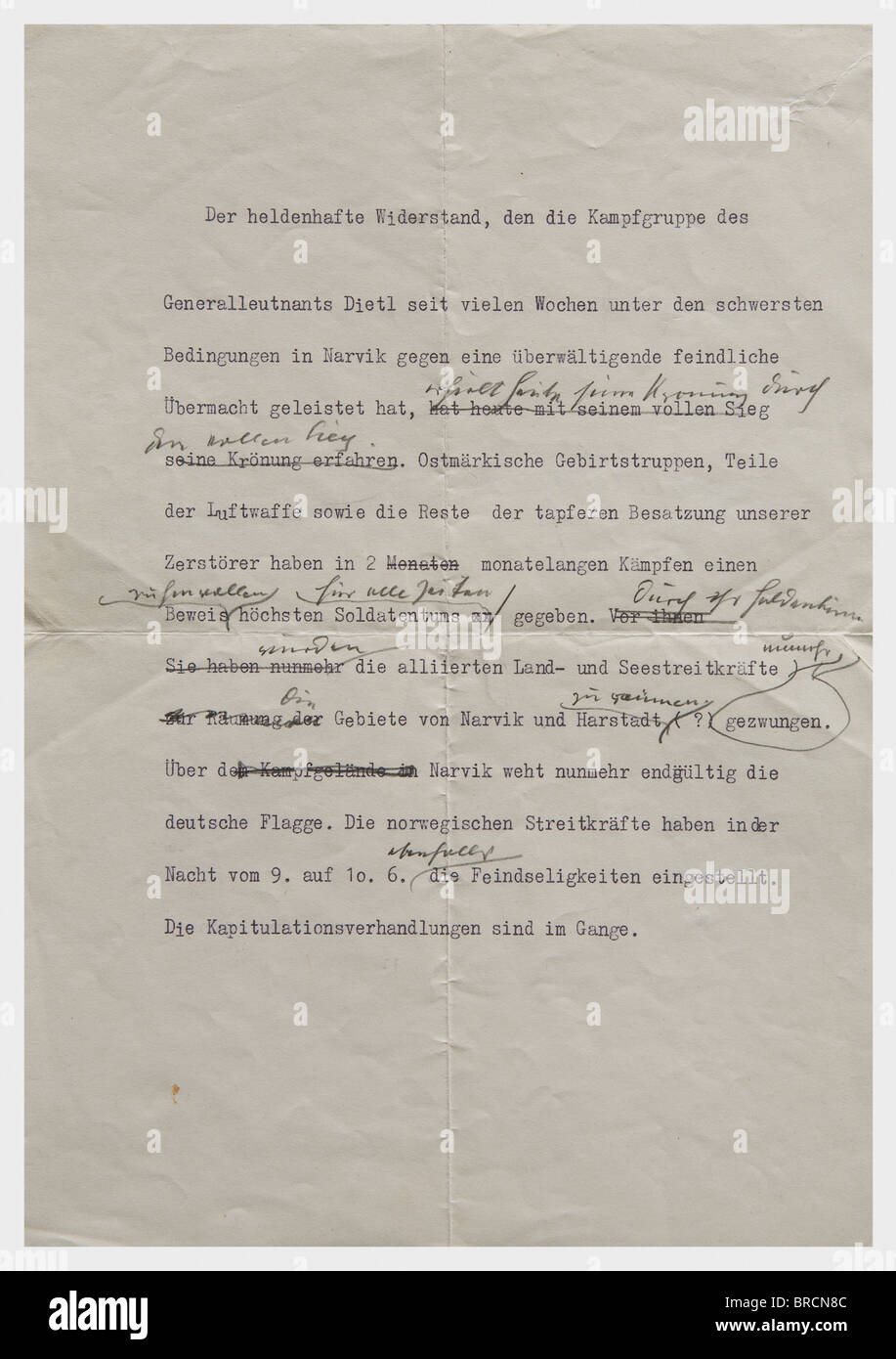 Adolf Hitler - une correction manuscrite, de l'annonce spéciale "Narvik en main allemande" DIN A 4 page avec le texte dactylographié de l'annonce spéciale de l'OKW (Haut commandement des forces armées) À partir du 10 juin 1940, sur la remise des troupes norvégiennes et l'occupation réussie de la ville de Narvik. Cinq passages du texte original avec les corrections manuscrites d'Hitler au crayon, qui créent un ton plus héroïque et dramatique. Plié. Narvik était un port important, car il restait sans glace pendant l'hiver historique, historique, 1930, 20ème c, Banque D'Images