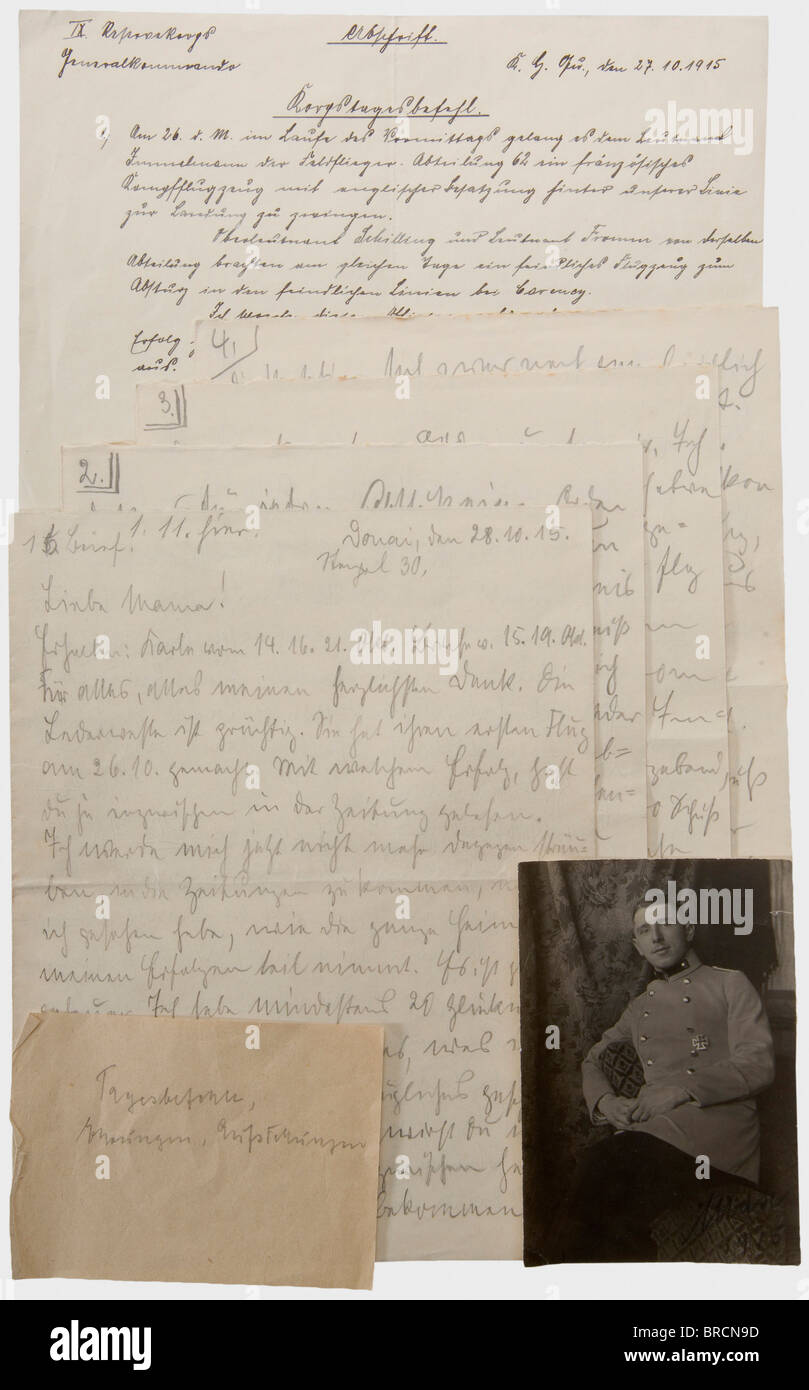 Premier lieutenant Max Immelmann (1890 - 1916), une lettre importante à sa mère, Douai, 28 octobre 1915 15 pages au crayon traitant de la couverture médiatique de sa personne, de l'ordre militaire de Saint Henry, Oswald Boelcke et de sa cinquième victoire aérienne. Il écrit par exemple: "Vous seriez surpris de découvrir comment j'ai changé tout d'un coup, mais je commence à jouir de ma célébrité", "Personne ne peut dire pourquoi Boelcke est parti. Il joue aussi à l'affousse. Il prétend avoir abattu 5 avions ennemis, mais ce n'est pas vrai, on a réussi à atterrir derrière le li historique, historique, 1910, XXe siècle, Banque D'Images