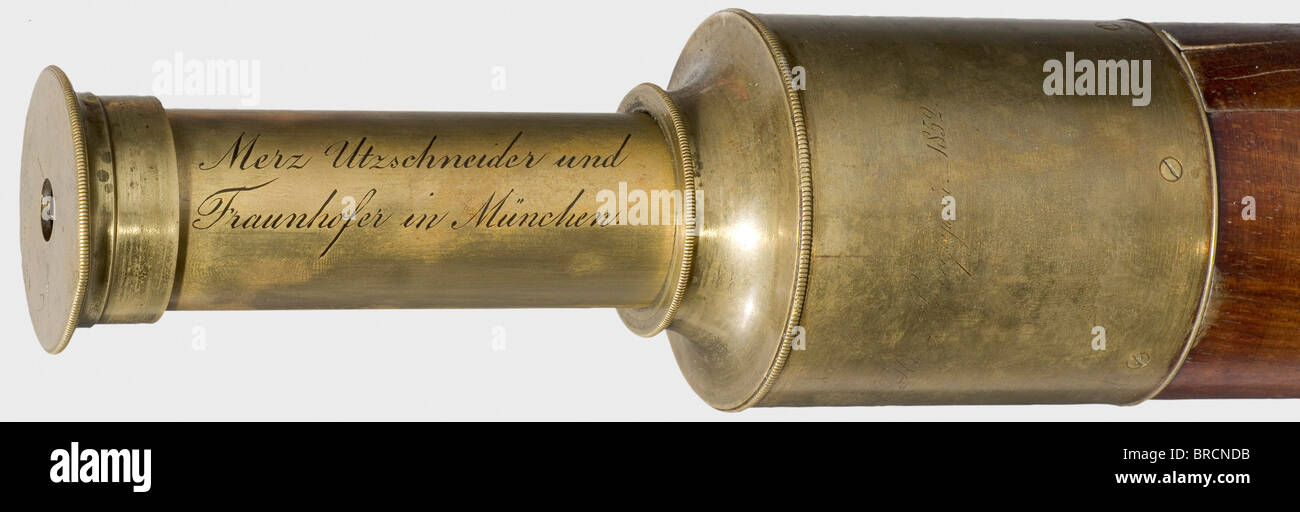 Le prince Dmitry Ivanovitch Dolgoruky (Dolgorukov/1797 - 1867), télescope 'erz Utschneider und Fraunhofer à München', 1852 laiton avec tube en acajou. Avec la marque du fabricant ainsi que la gravure de nom cyrillique 'Fürst Dm. Iv. Dolgoruky 1852'. Longueur 95, étendue 112 cm. L'optique est un peu sale mais irréprochable. Prince Dolgorukov, conseiller privé et sénateur à Moscou et ami du poète Alexander Pouchkine, a publié lui-même deux volumes de poésie en 1859. Historique, historique, XIXe siècle, objet, objets, photos, coupures, coupures, coupures, coupures, ustensiles, p, Banque D'Images