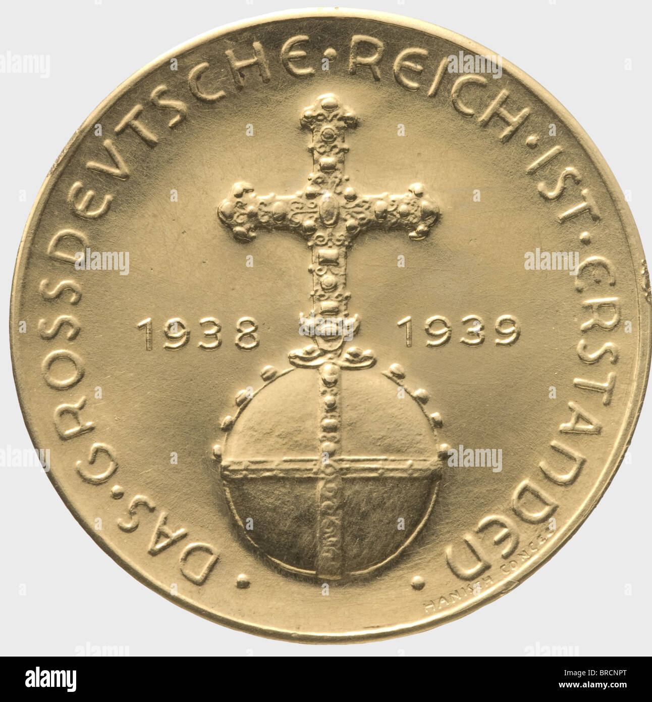 Une médaille d'or, Das Großdeutsche Reich ist entstanden 1938 - 39 Or. Le front porte une orbe entourée de l'inscription ci-dessus qui traduit "Le grand Reich allemand Est Né 1938 - 39". Le dos porte un d'Adolf Hitler avec l'inscription environnante: 'Der Einer und Führer aller Deutschen' (le fédérateur et le leader De Tous les Allemands), Les Deux côtés sont signés 'Hanisch-Concée', une marque de fabrique '986' sur le pourtour. Diamètre 36 mm. Poids CA. 33 g. Très rare. Historique, historique, 1930, XXe siècle, badge, insignes, insigne, médaille, médailles, pièce de monnaie, pièces de monnaie, objet, objets, stil, Banque D'Images