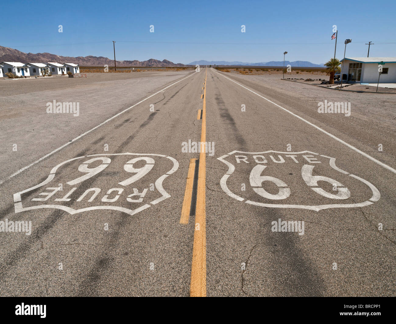 La route 66 sur un seul tronçon de l'autoroute du désert de Mojave en Californie. Banque D'Images