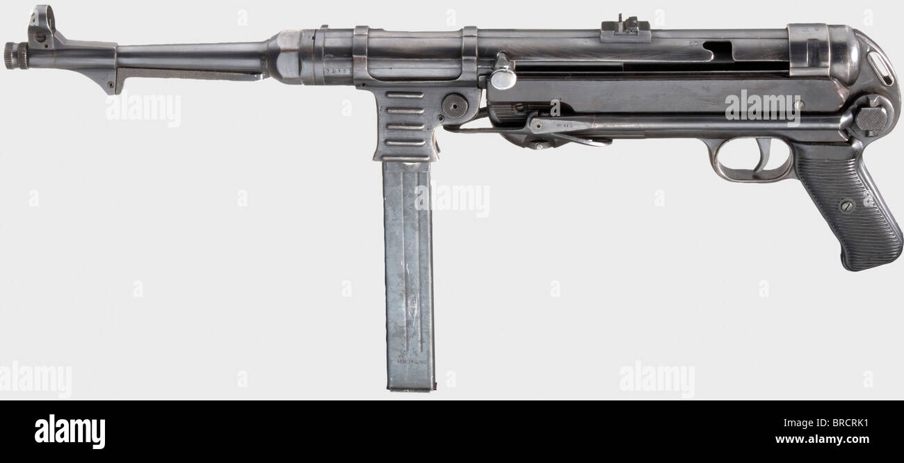 A Maschinenpôle / pistolet de sous-machine mod. 40 (MP 40), code 'ayf 42', calibre 9 mm Parabellum, no 72131. Numéros correspondants à l'exception des petites pièces. 32 tours. Vue pliable 100 - 200 M. Sur le boîtier marqué 'P 40 / ayf / 42 /131', ainsi produit avec Erma, Erfurt, en 1942. Diverses marques d'acceptation aigle/'WaA623'. Terminez par des marques d'usure, des taches dans les endroits, la capture de magasin a été retravaillée. Panneaux de stock et de poignée en bakélite marron-noir. Correct, magasin à pois. Un dispositif de cartouche vierge à visser très rare et un extracteur de rechange sont inclus. Très bon état général. , Banque D'Images
