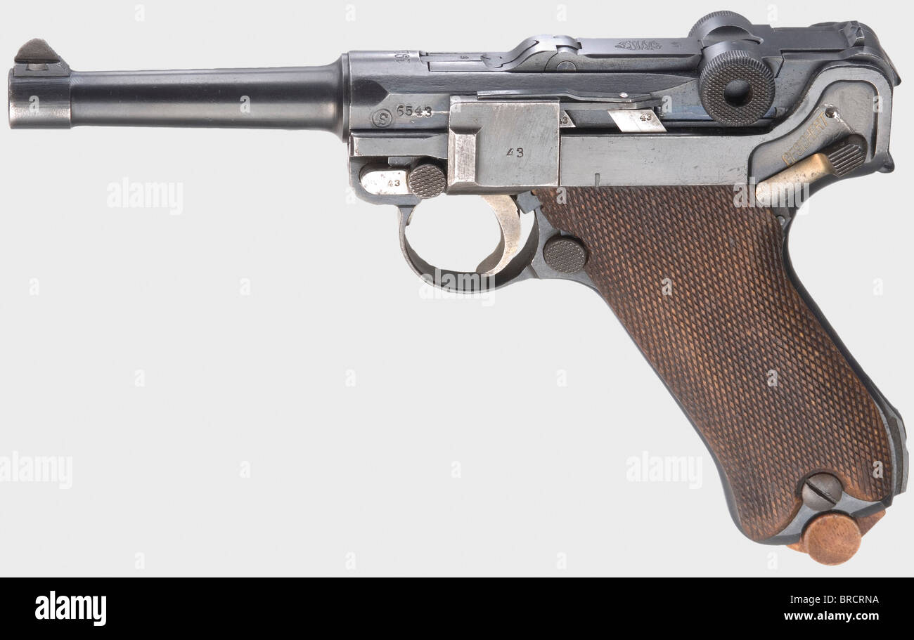 Un pistolet 08 DWM 1920, 'Weimar Alphabet DWM-Luger', police, calibre 9 mm Parabellum, no 654a. Numéros correspondants à l'extérieur. Longueur du fourreau 100 mm. Sur l'année de production de la chambre '1920', à gauche sur le carter de fourche devant le n° de série encerclé 'S', articulation à bascule avant marquée 'DWM', sur le côté arrière au-dessus de l'œillet de l'élingue n° de stock '2781'. Sécurité Schiwy avec sécurité Walther non retirée supplémentaire, rare. Bleuissement brossé complet, marques d'usure presque uniquement sur la plaque de déclenchement. Petites pièces détachées. Panneaux de préhension en bois de hêtre, le panneau gauche avec un blemish sur la sécurité. Magasin de tôle usé , Banque D'Images